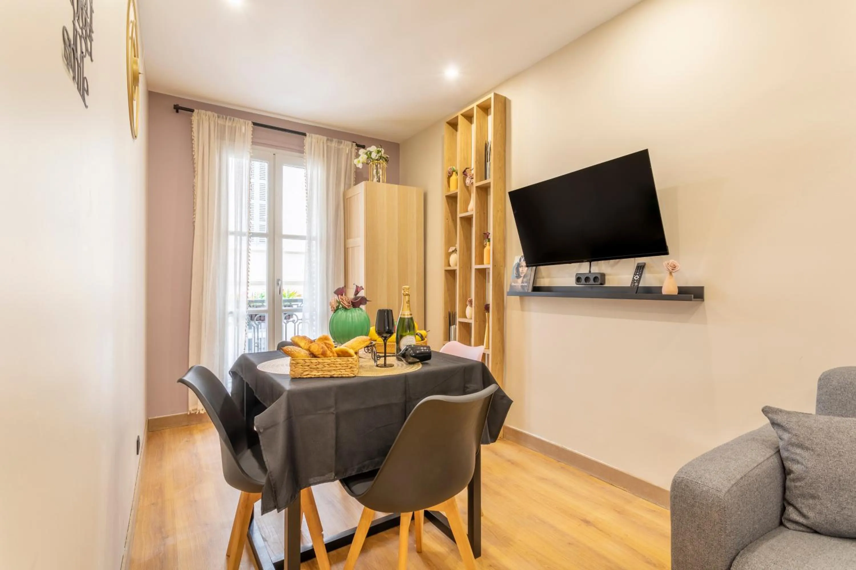 Communal lounge/ TV room in ADIRA Marseille Montgrand 2 étoiles