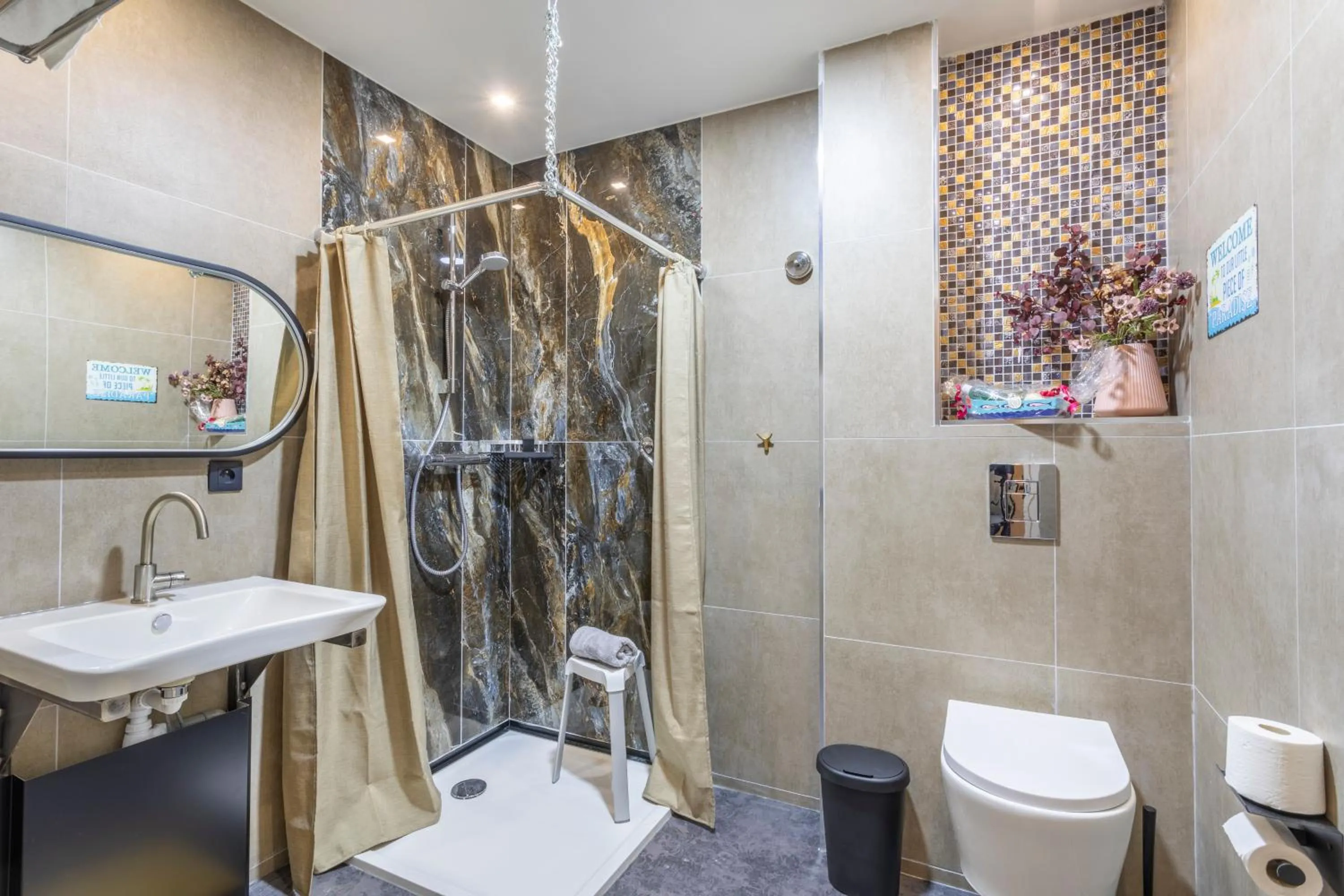 Shower in ADIRA Marseille Montgrand 2 étoiles