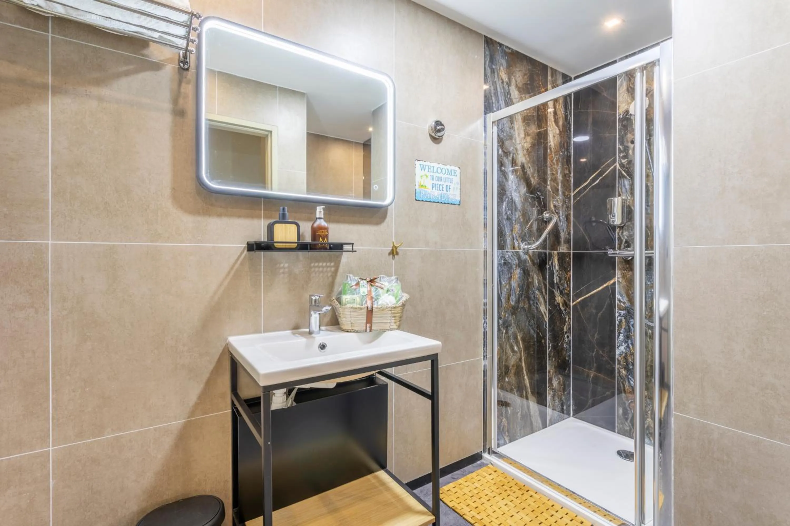 Shower in ADIRA Marseille Montgrand 2 étoiles