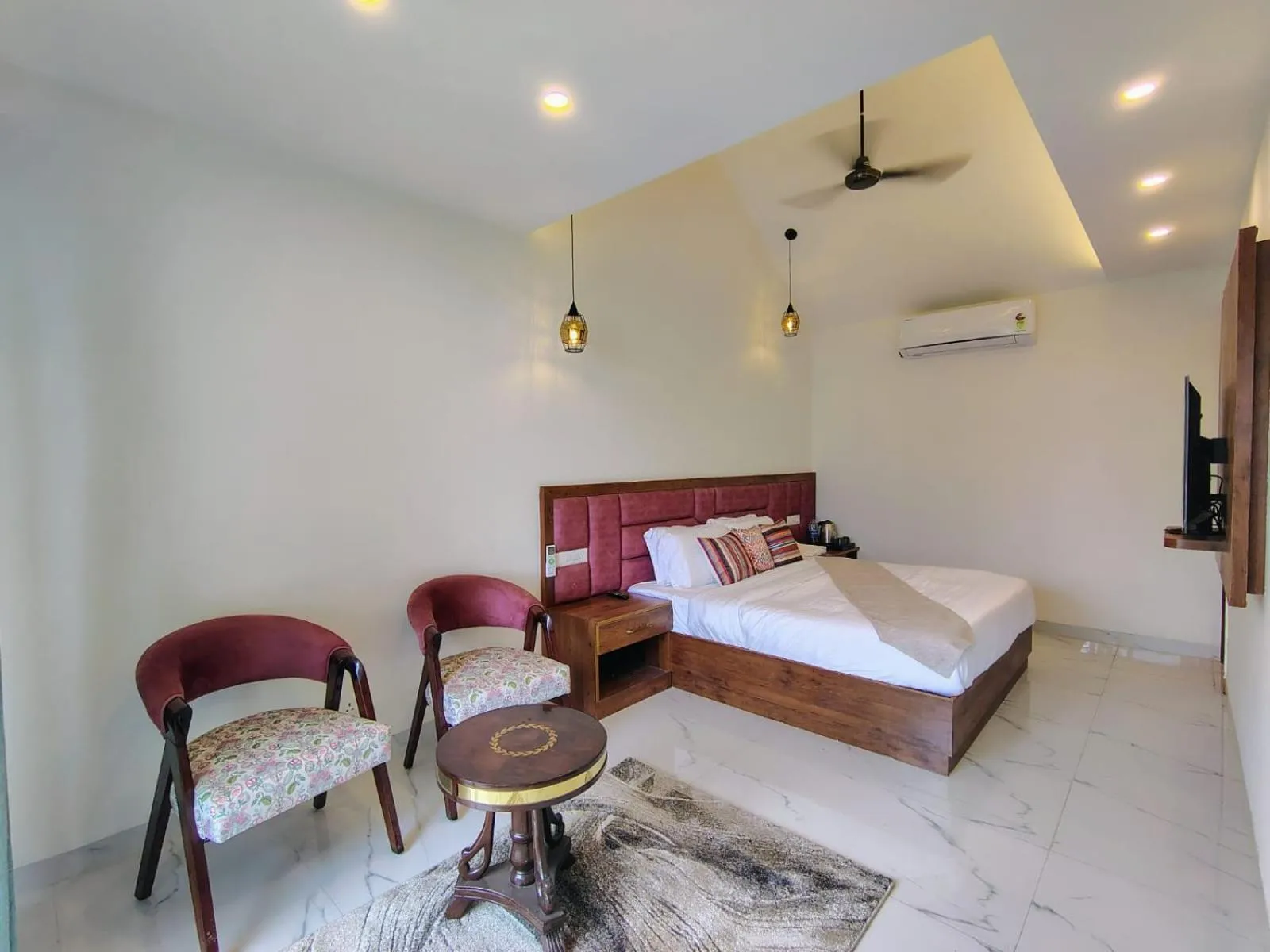 Photo of the whole room, Bed in Pihu's Nest Kasauli