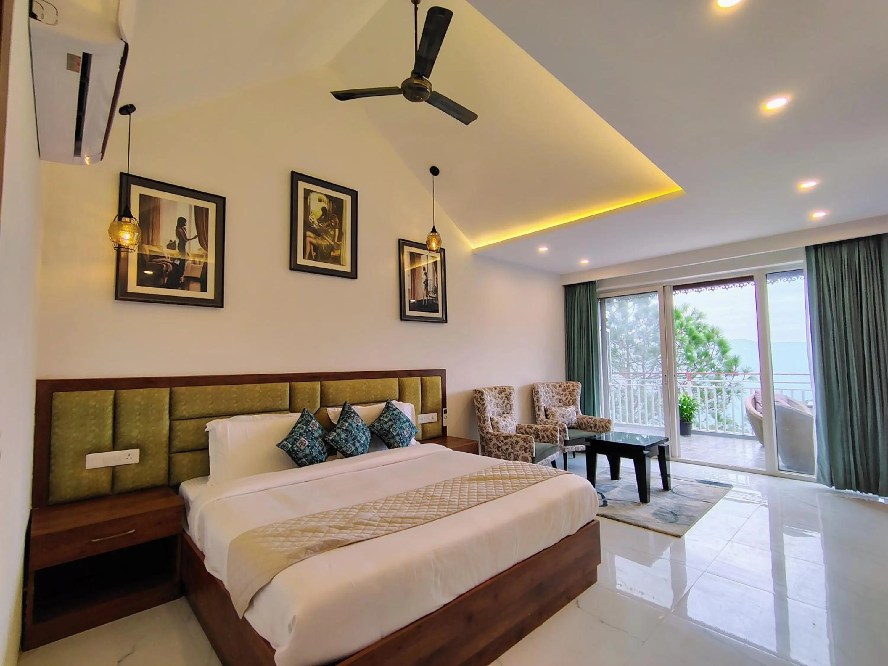 Photo of the whole room, Bed in Pihu's Nest Kasauli