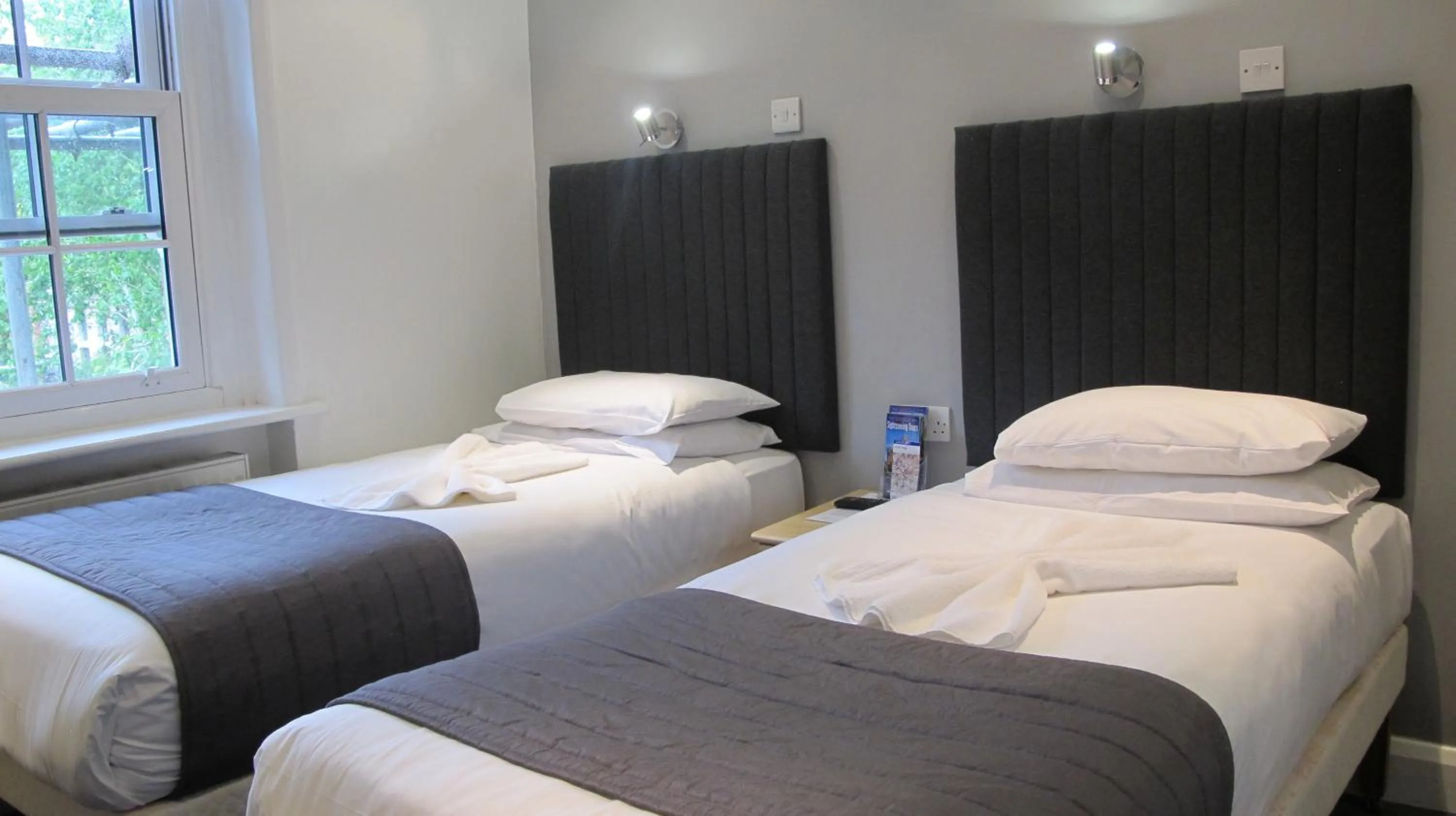 Bedroom, Bed in Alhambra Hotel