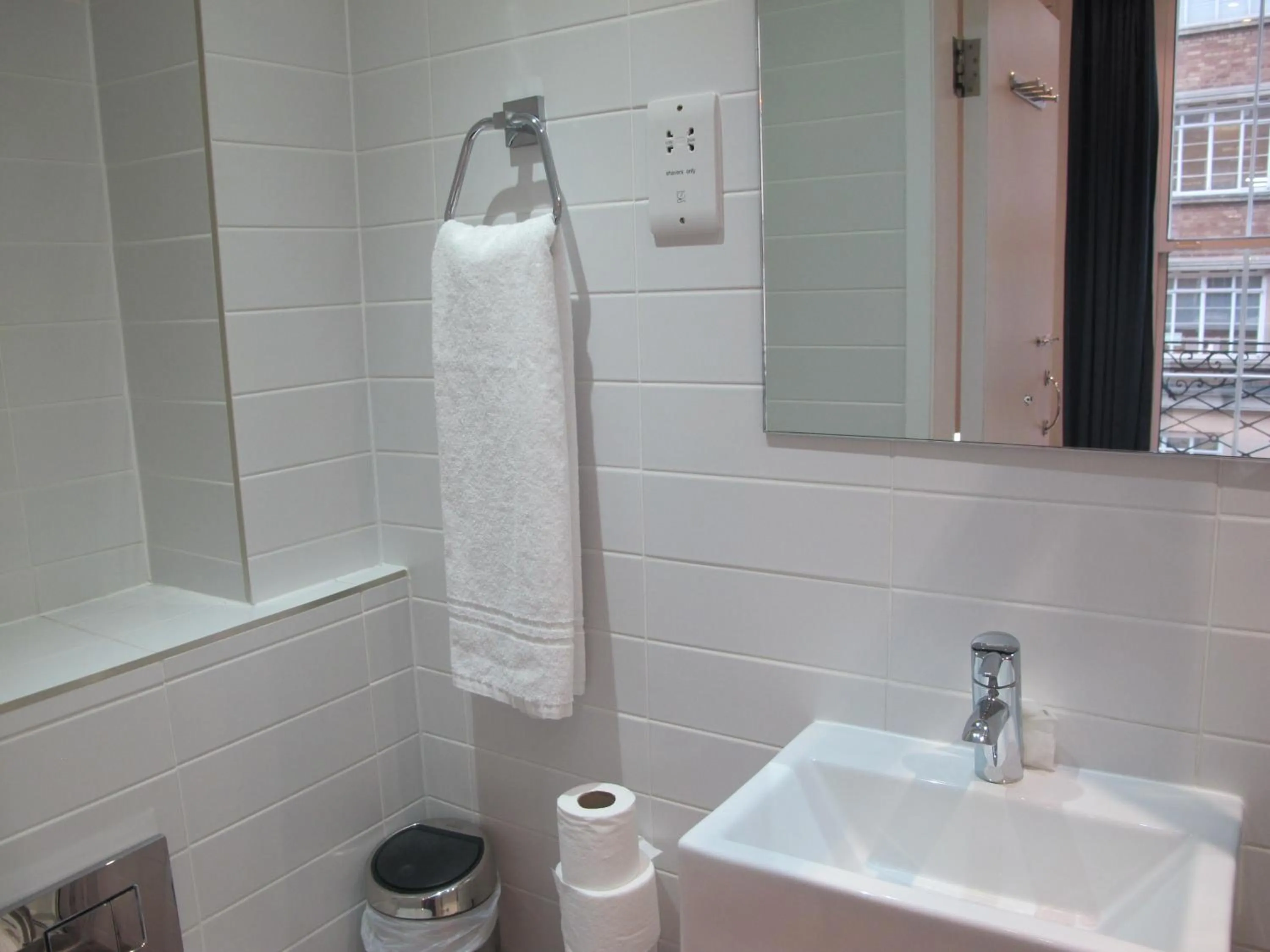 Bathroom in Alhambra Hotel