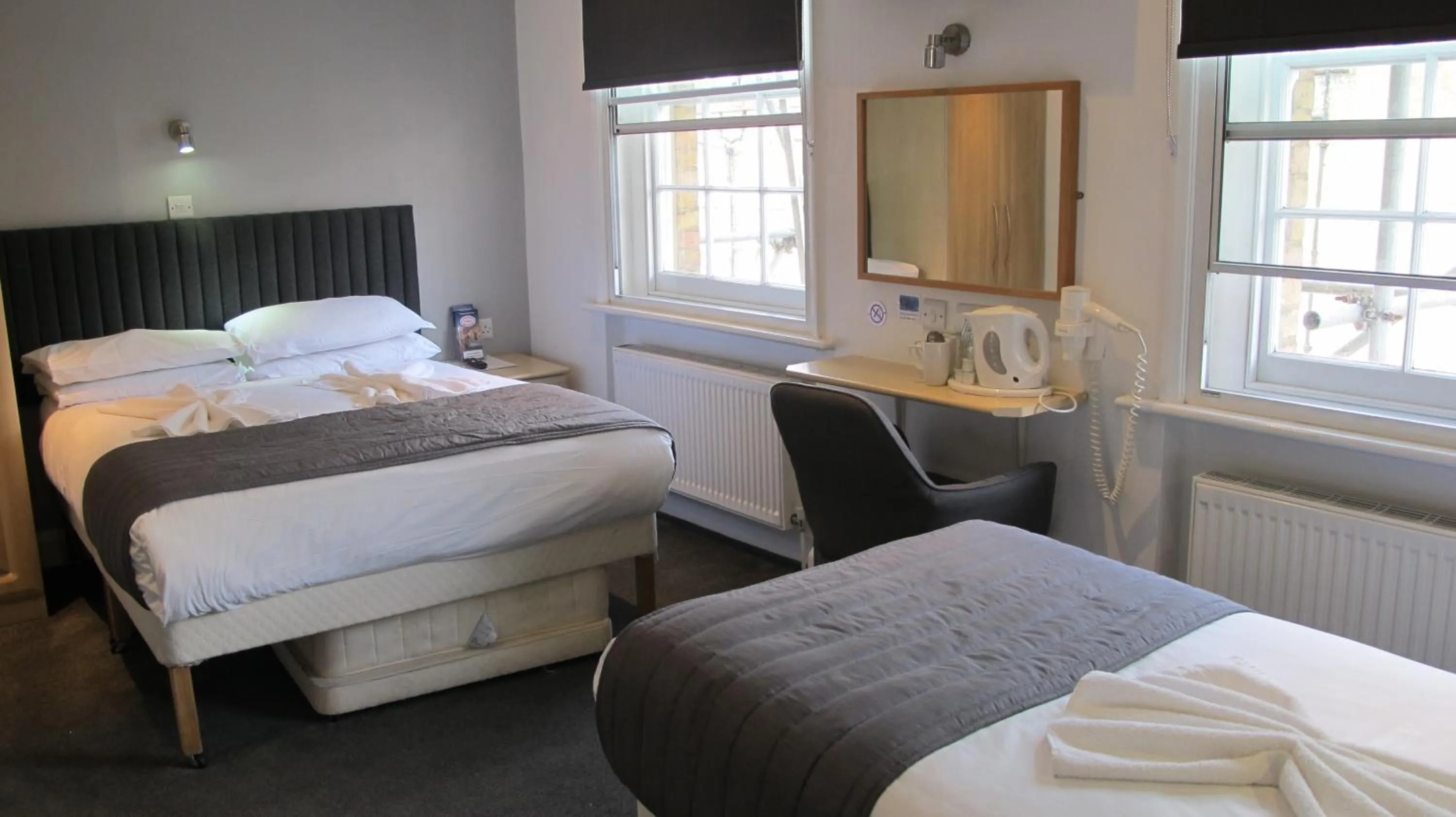 Bedroom, Bed in Alhambra Hotel