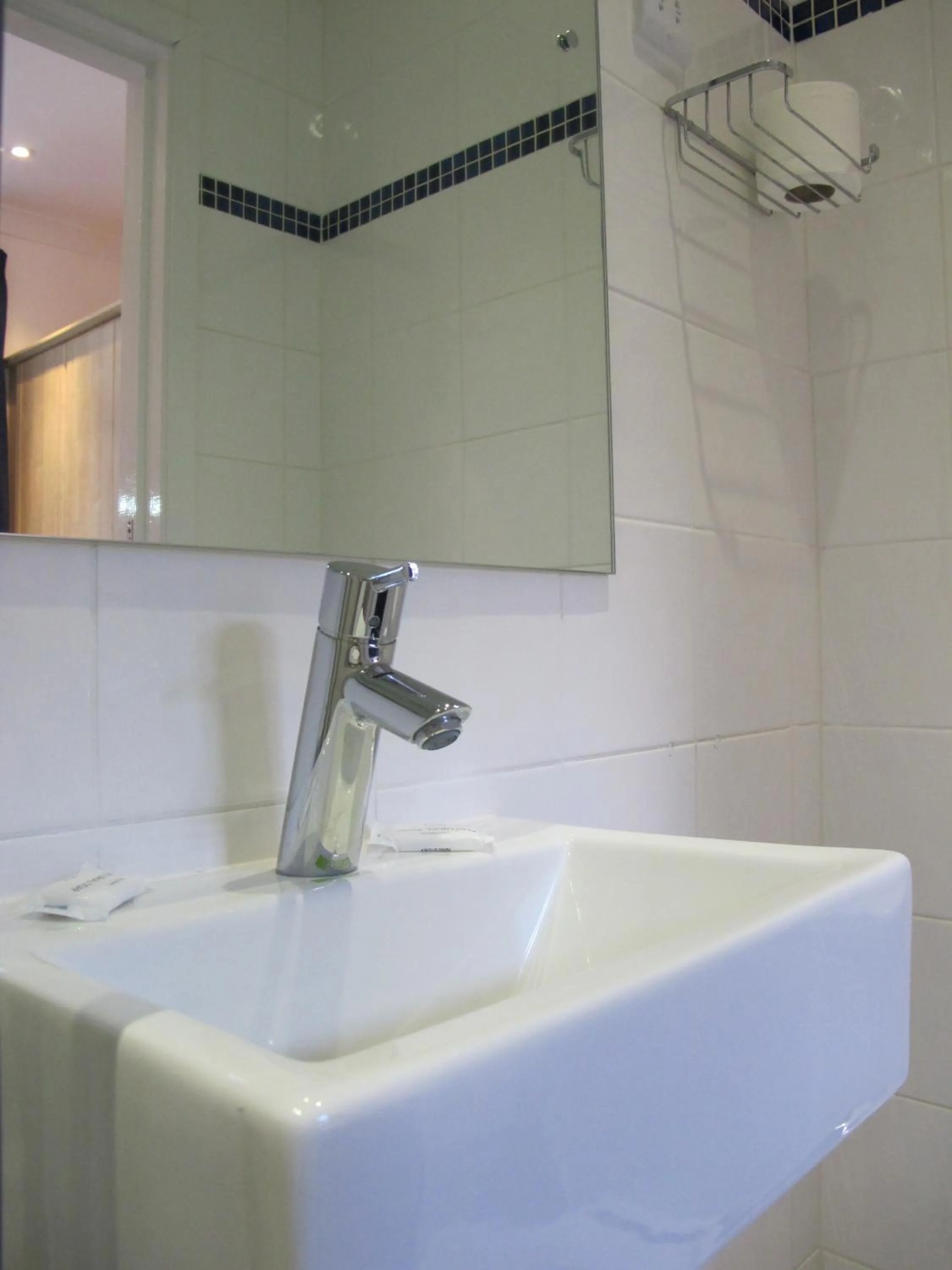 Bathroom in Alhambra Hotel