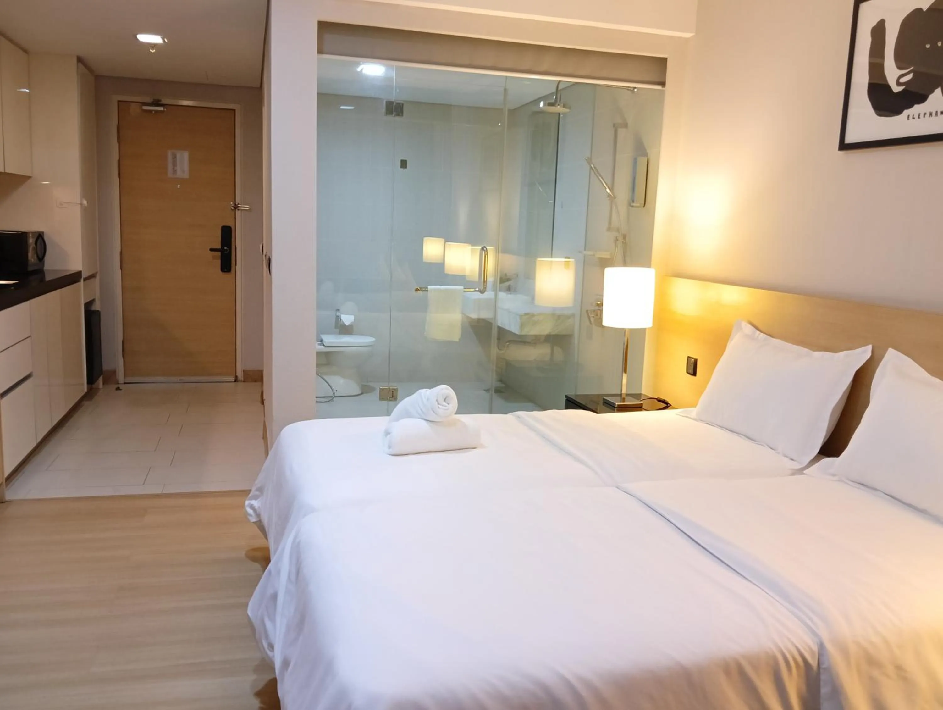 Photo of the whole room, Bed in The Straits Suites by Ciconia