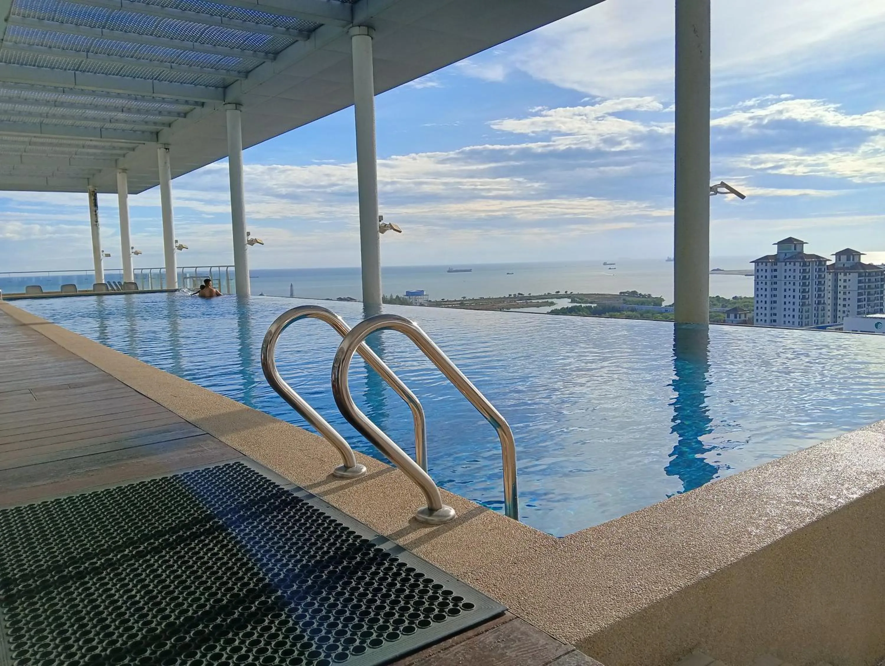 Swimming pool in The Straits Suites by Ciconia