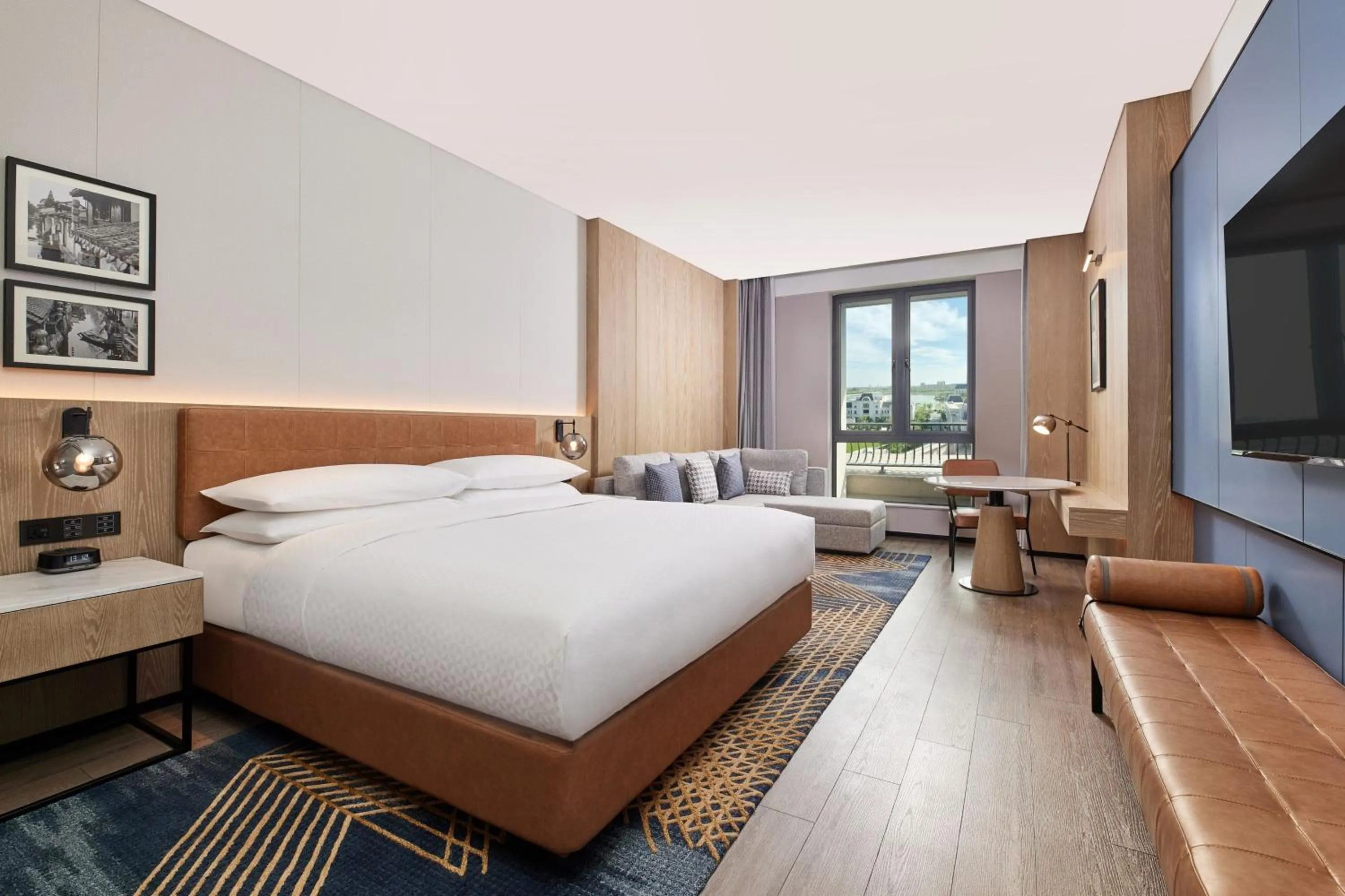 Photo of the whole room, Bed in Four Points by Sheraton Shanghai Fengjing