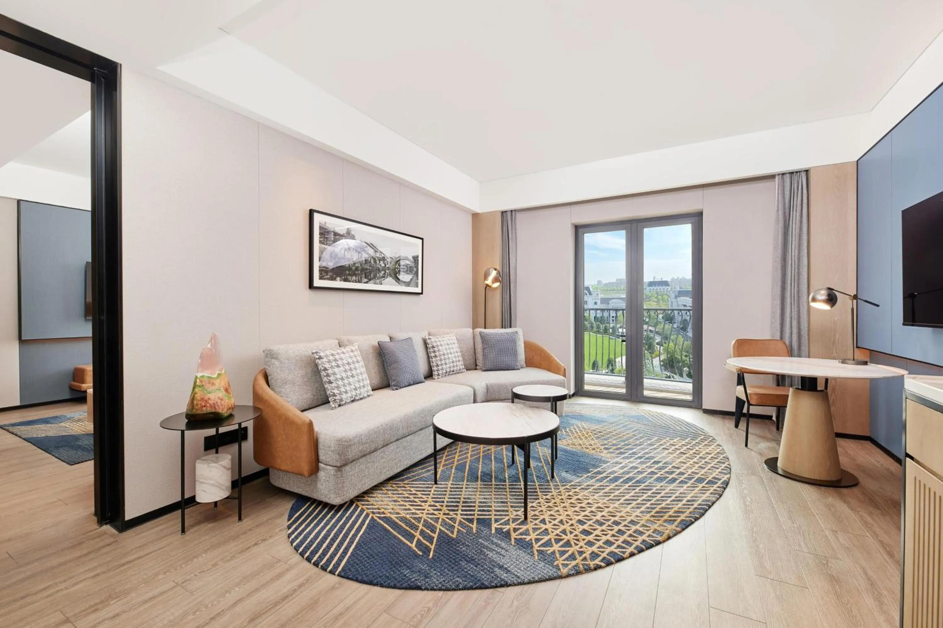 Living room in Four Points by Sheraton Shanghai Fengjing