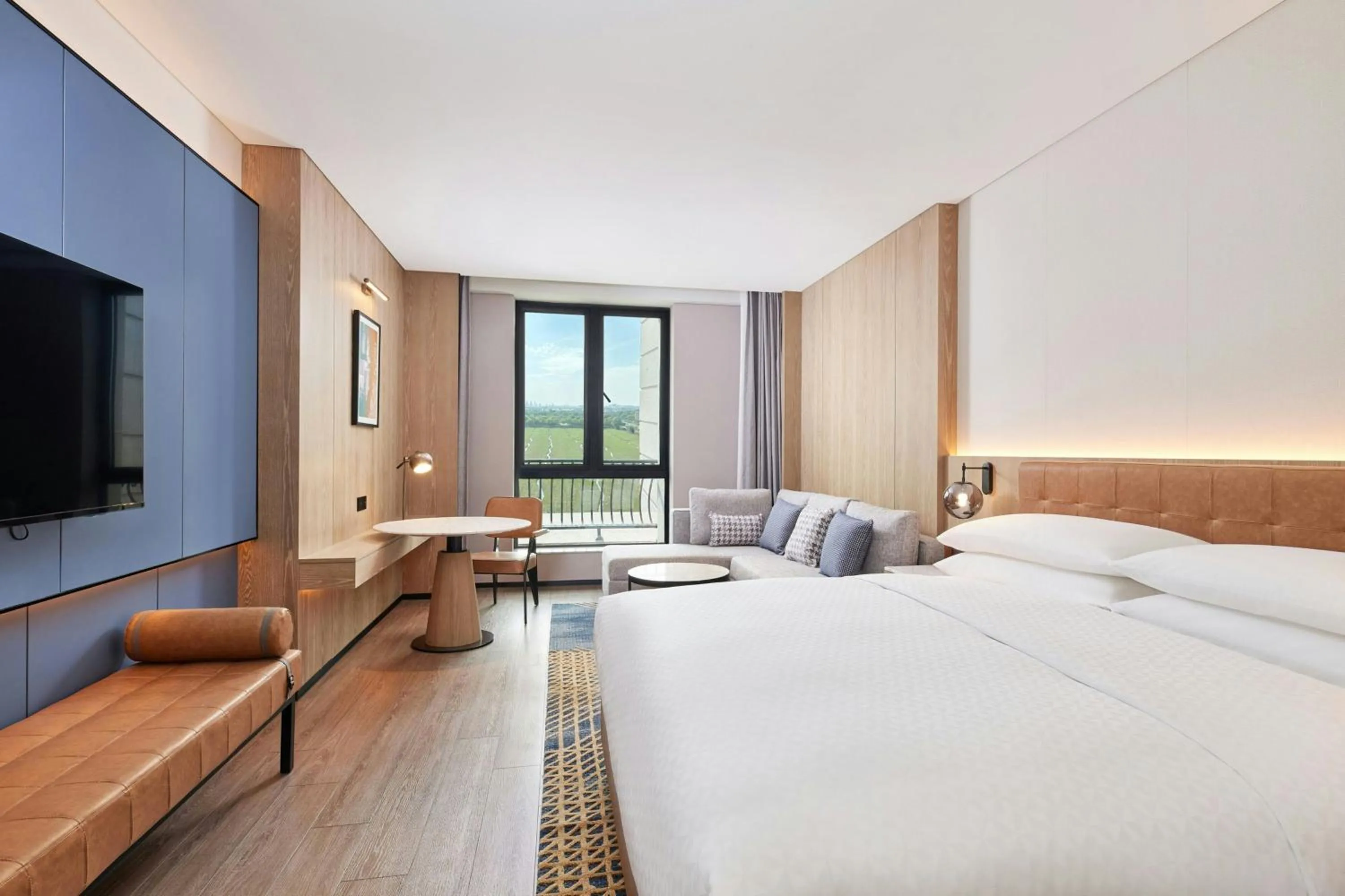 Photo of the whole room, Bed in Four Points by Sheraton Shanghai Fengjing