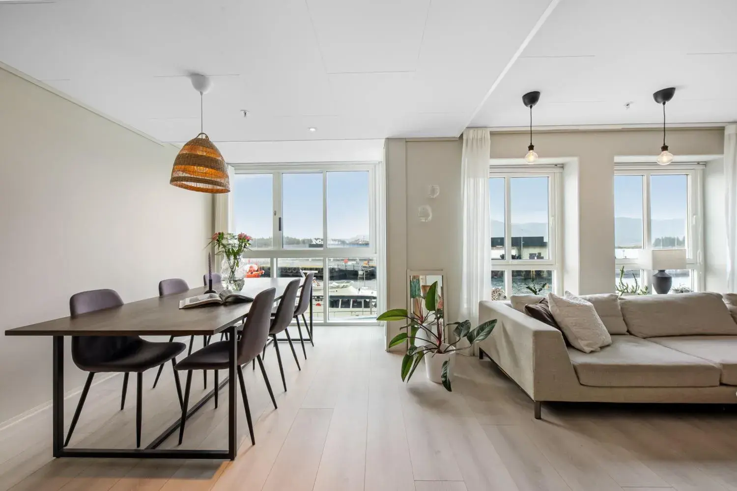 Three-Bedroom Deluxe Apartment in Florø Apartments Hotell Three-Bedroom Deluxe Apartment in Florø Apartments Hotell