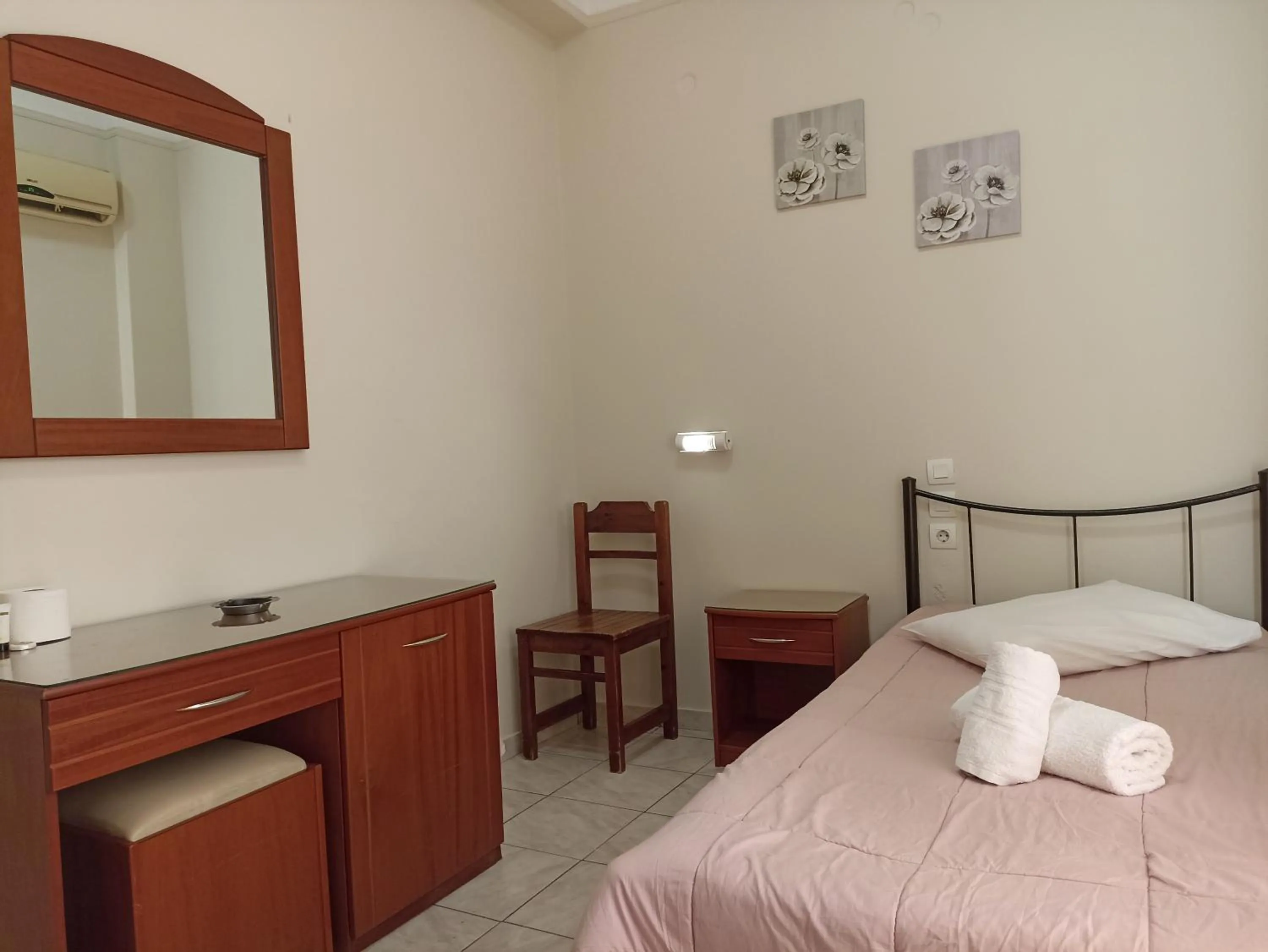 Photo of the whole room, Bed in Elite Hotel