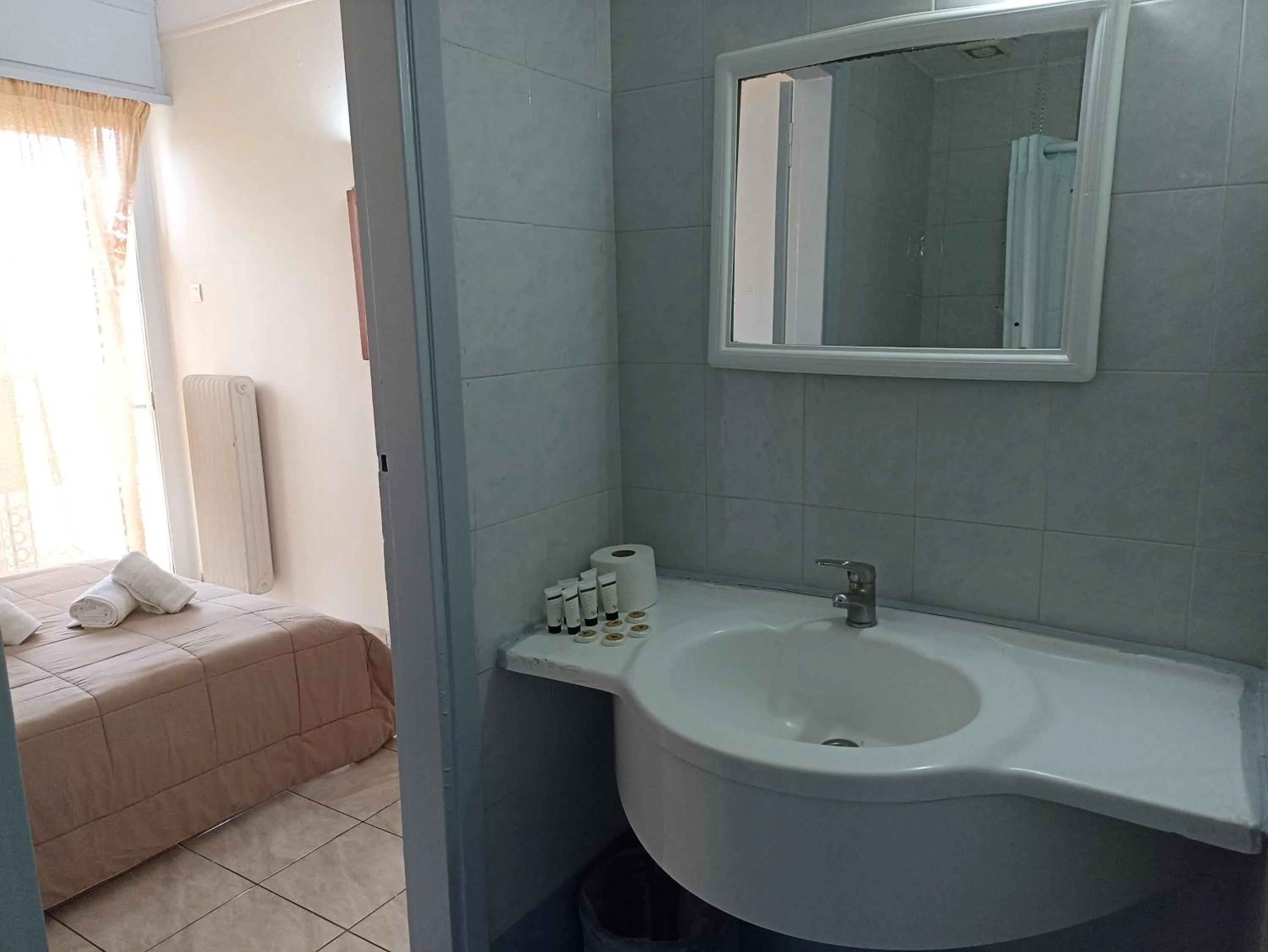 Bathroom, Bed in Elite Hotel