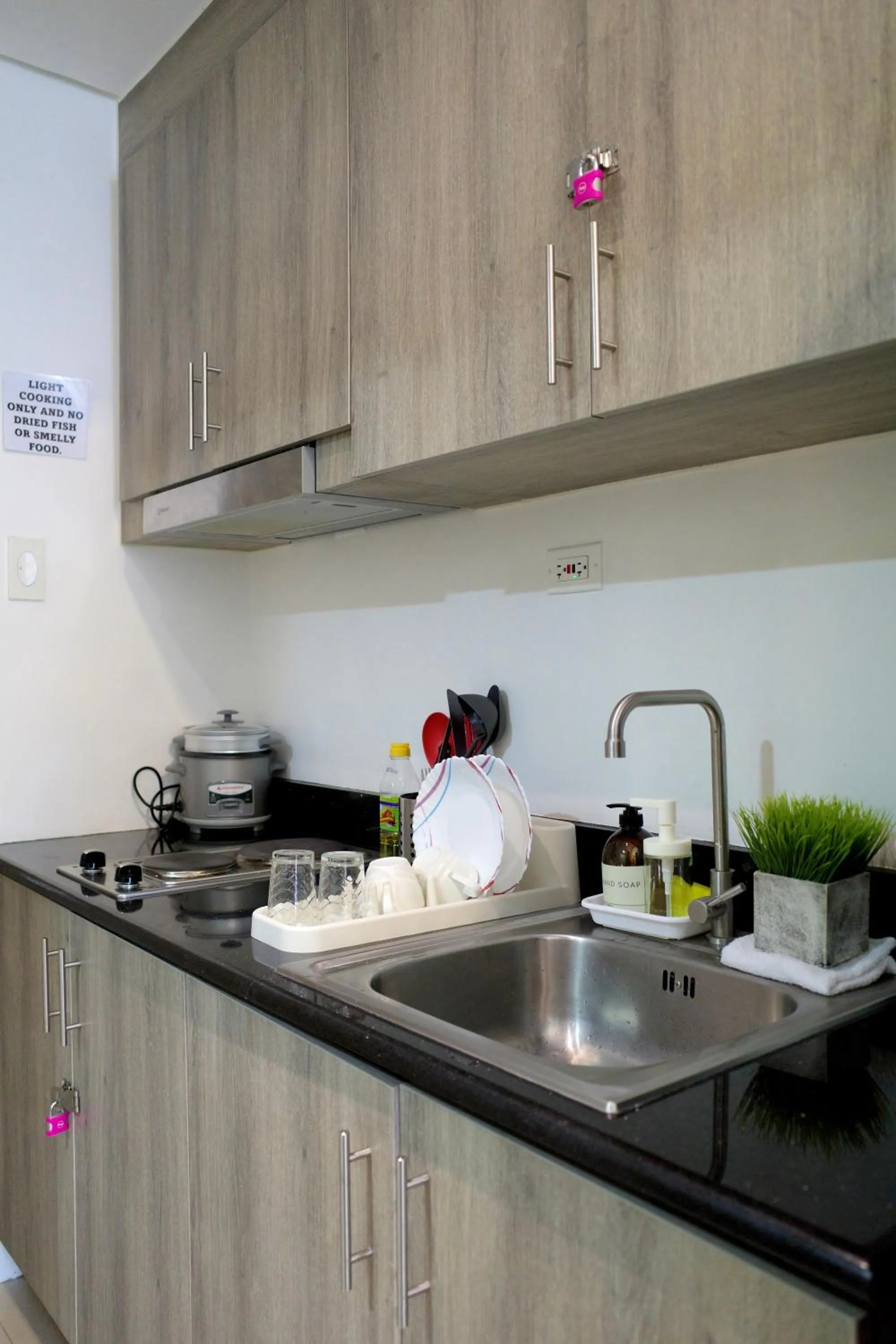 Kitchen or kitchenette in KDstays - Fame Residences