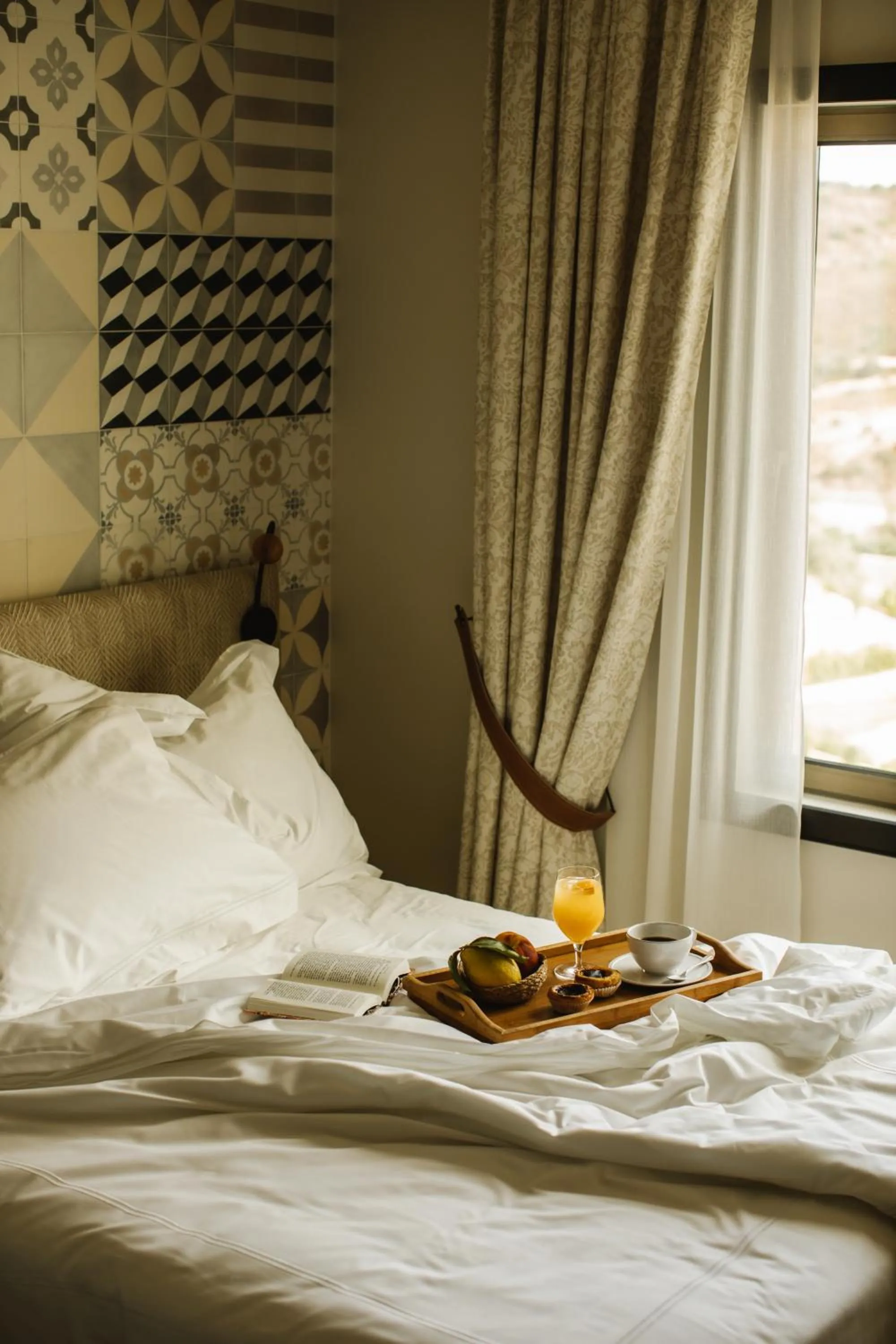 Photo of the whole room, Bed in Viceroy at Ombria Algarve