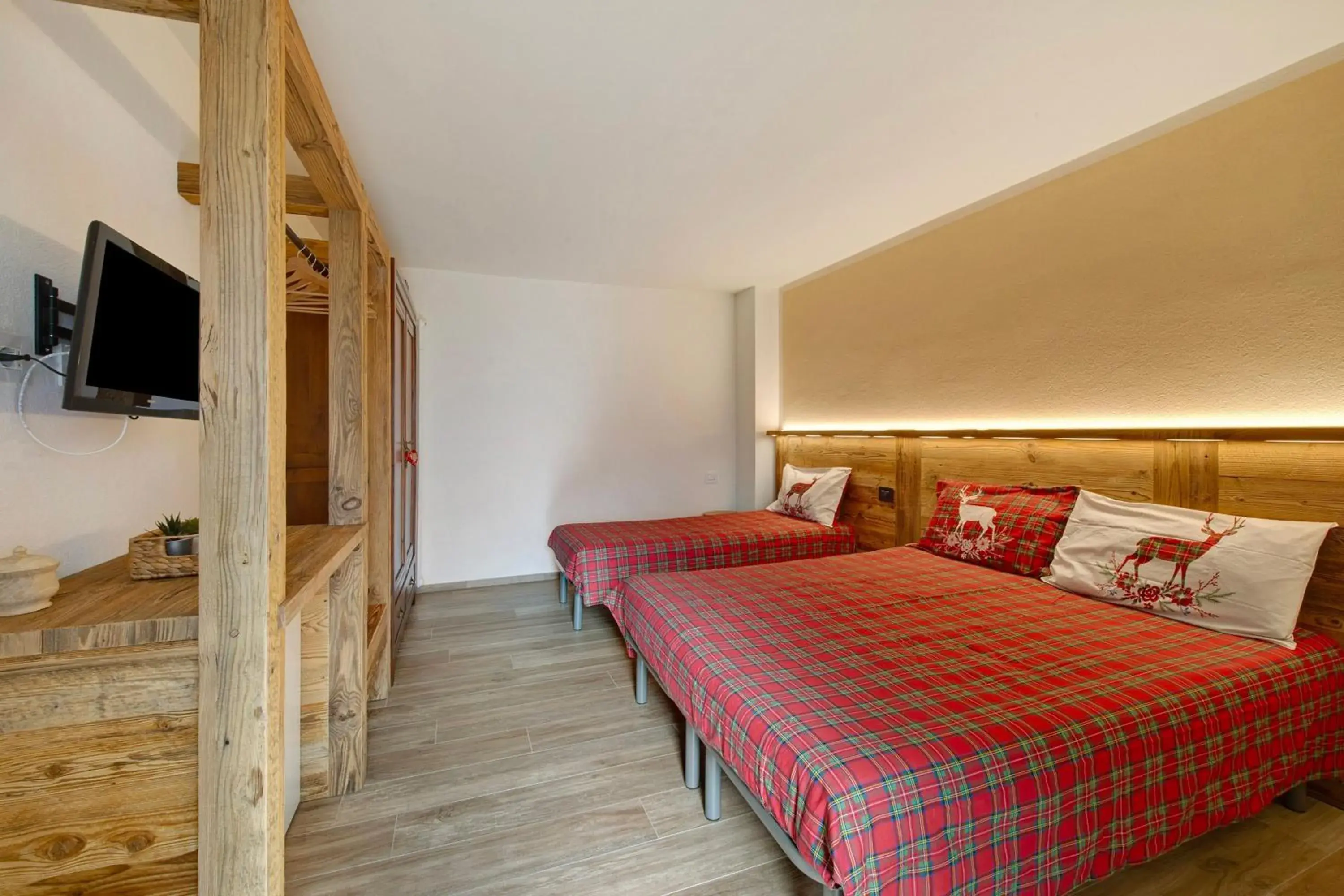 Triple Room with Shower in Agriturismo La Grange Triple Room with Shower in Agriturismo La Grange