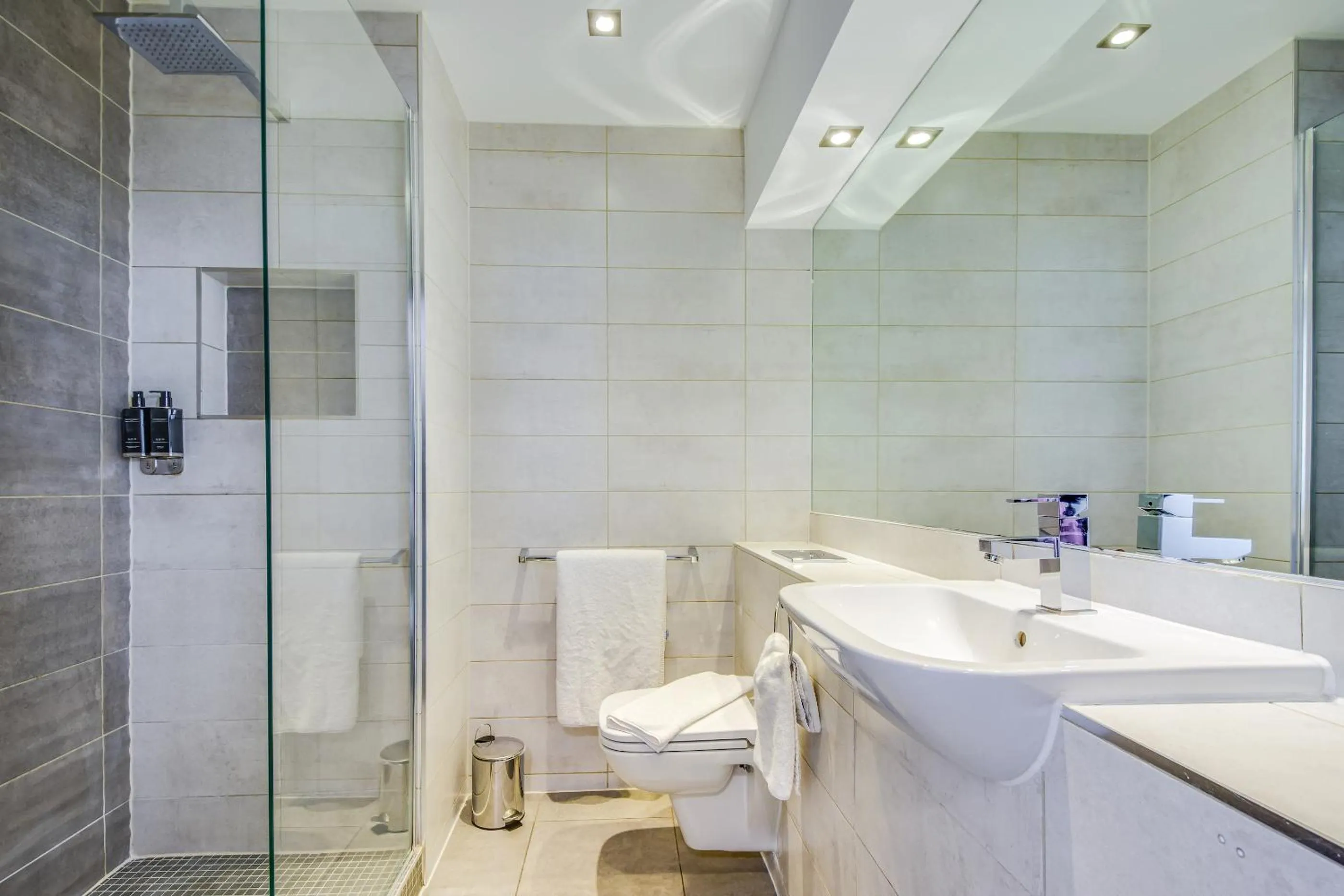 Bathroom in Roomzzz Nottingham City