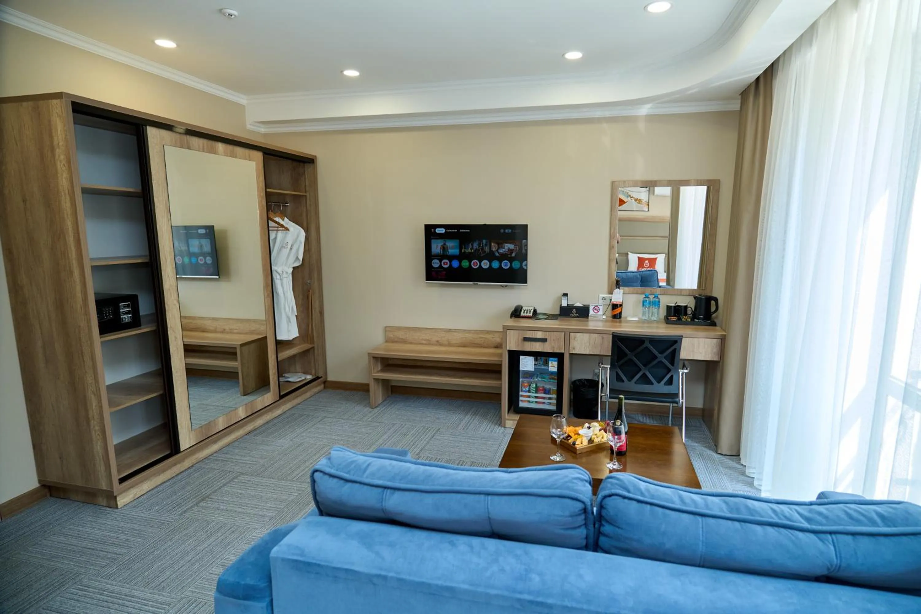 TV and multimedia in Crown Hotel