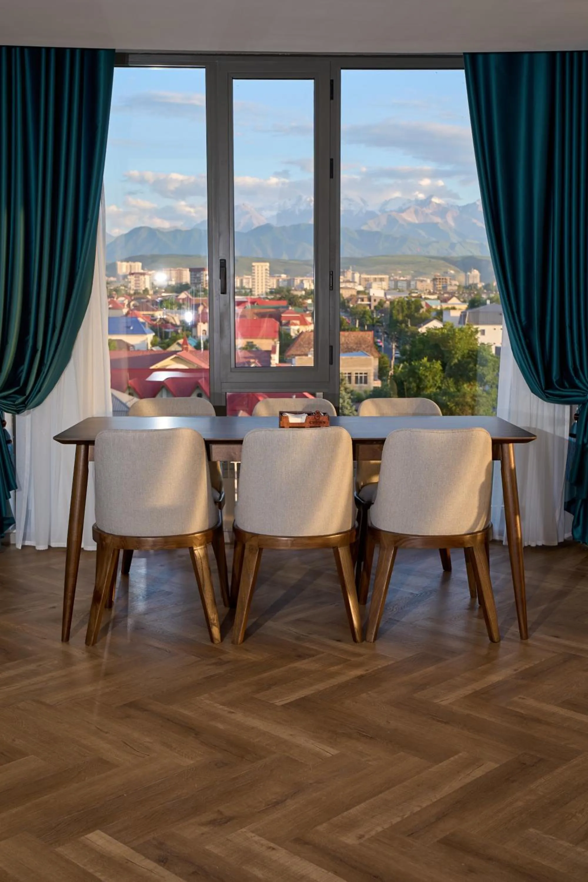 Restaurant/places to eat in Crown Hotel