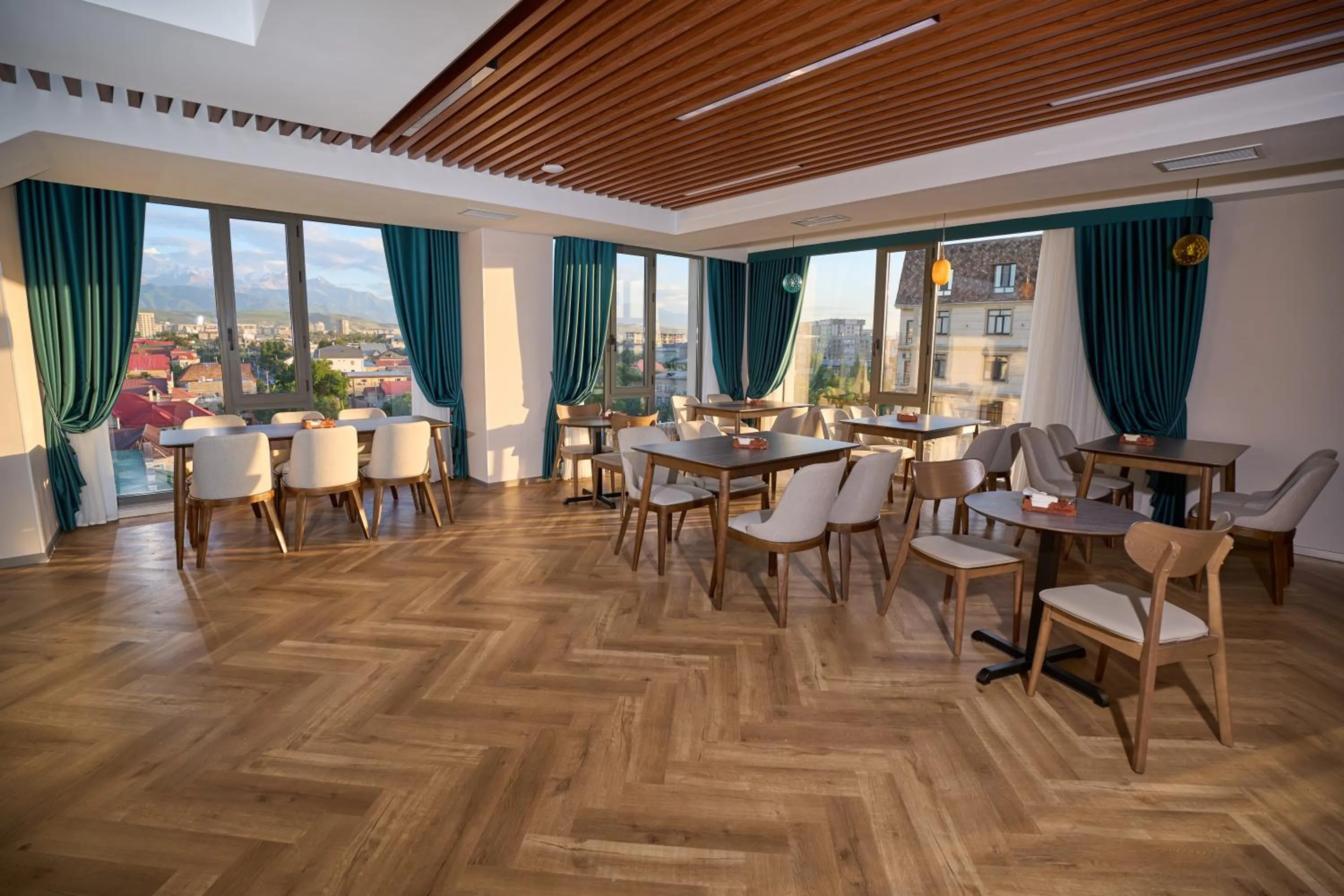 Restaurant/places to eat in Crown Hotel