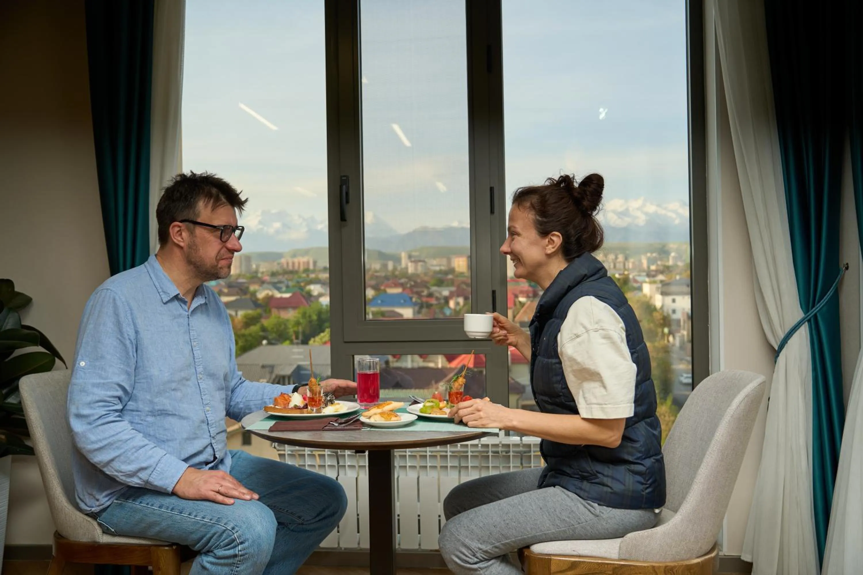 Restaurant/places to eat in Crown Hotel