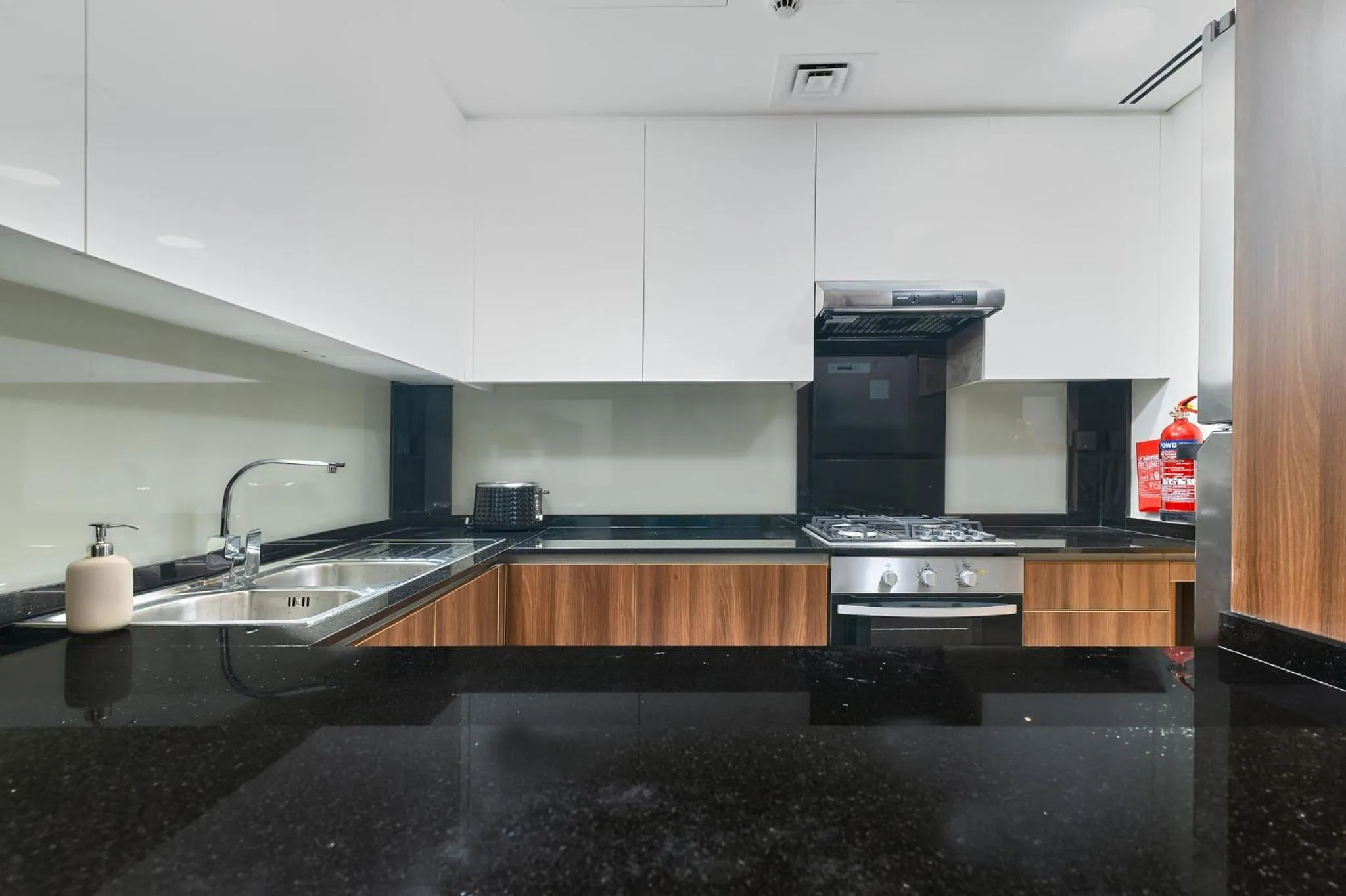 Kitchen or kitchenette in GLOBALSTAY J One Tower Apartments at Pearl of UAE