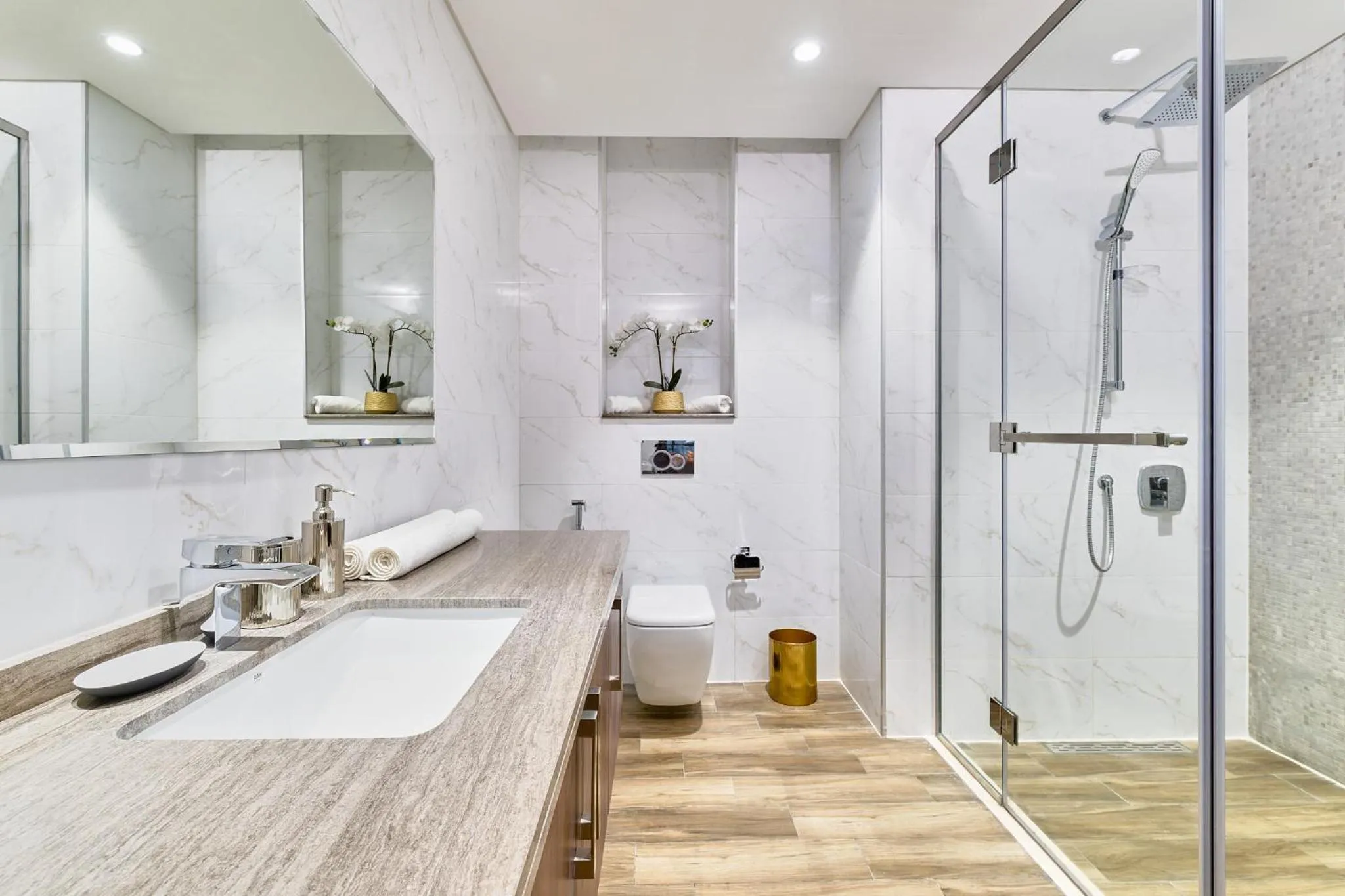 Shower in GLOBALSTAY J One Tower Apartments at Pearl of UAE