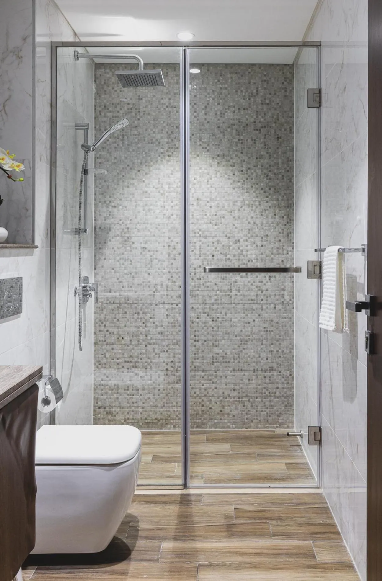 Shower in GLOBALSTAY J One Tower Apartments at Pearl of UAE