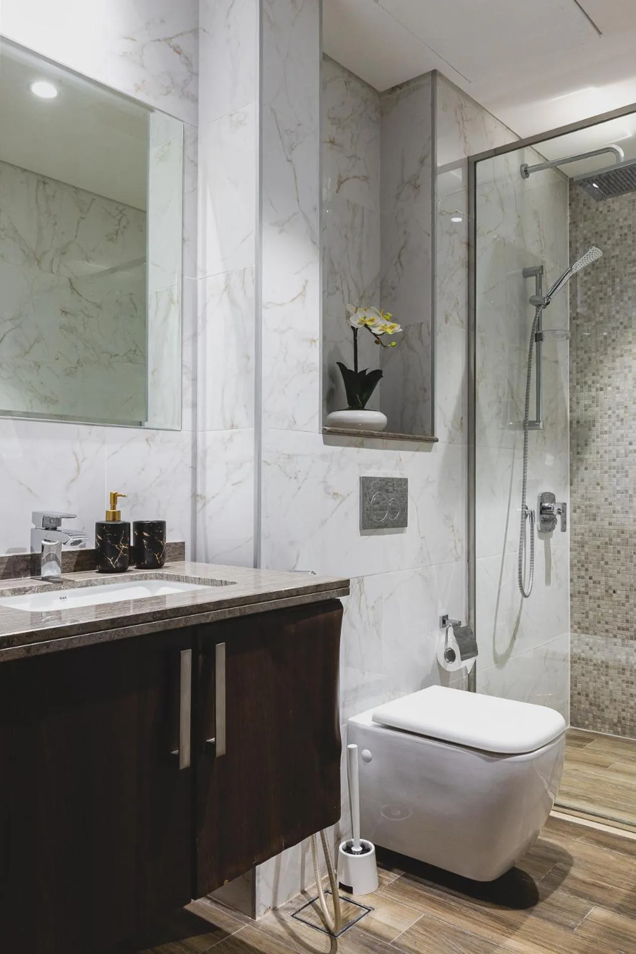 Shower in GLOBALSTAY J One Tower Apartments at Pearl of UAE