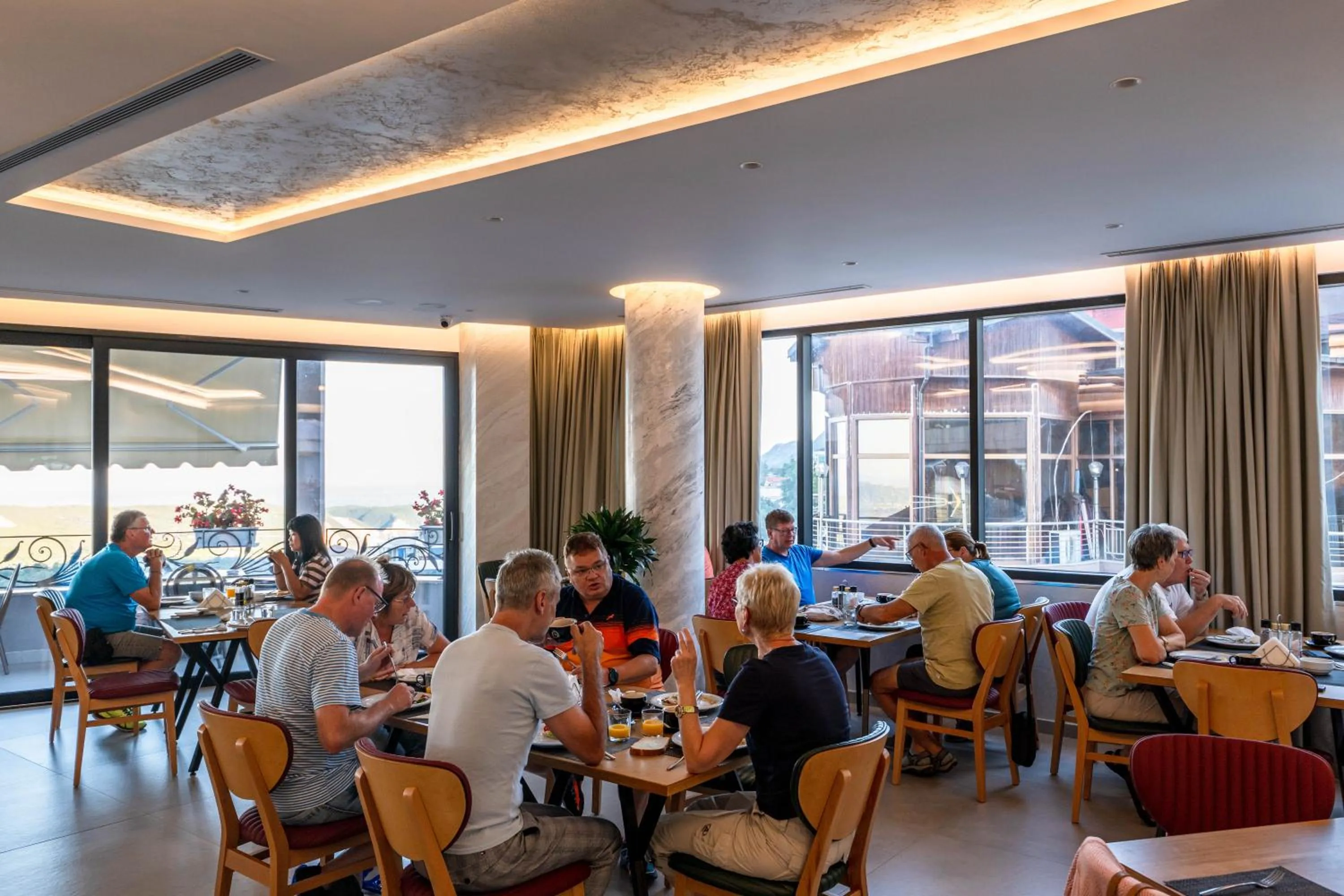 Restaurant/places to eat in Hotel Dior