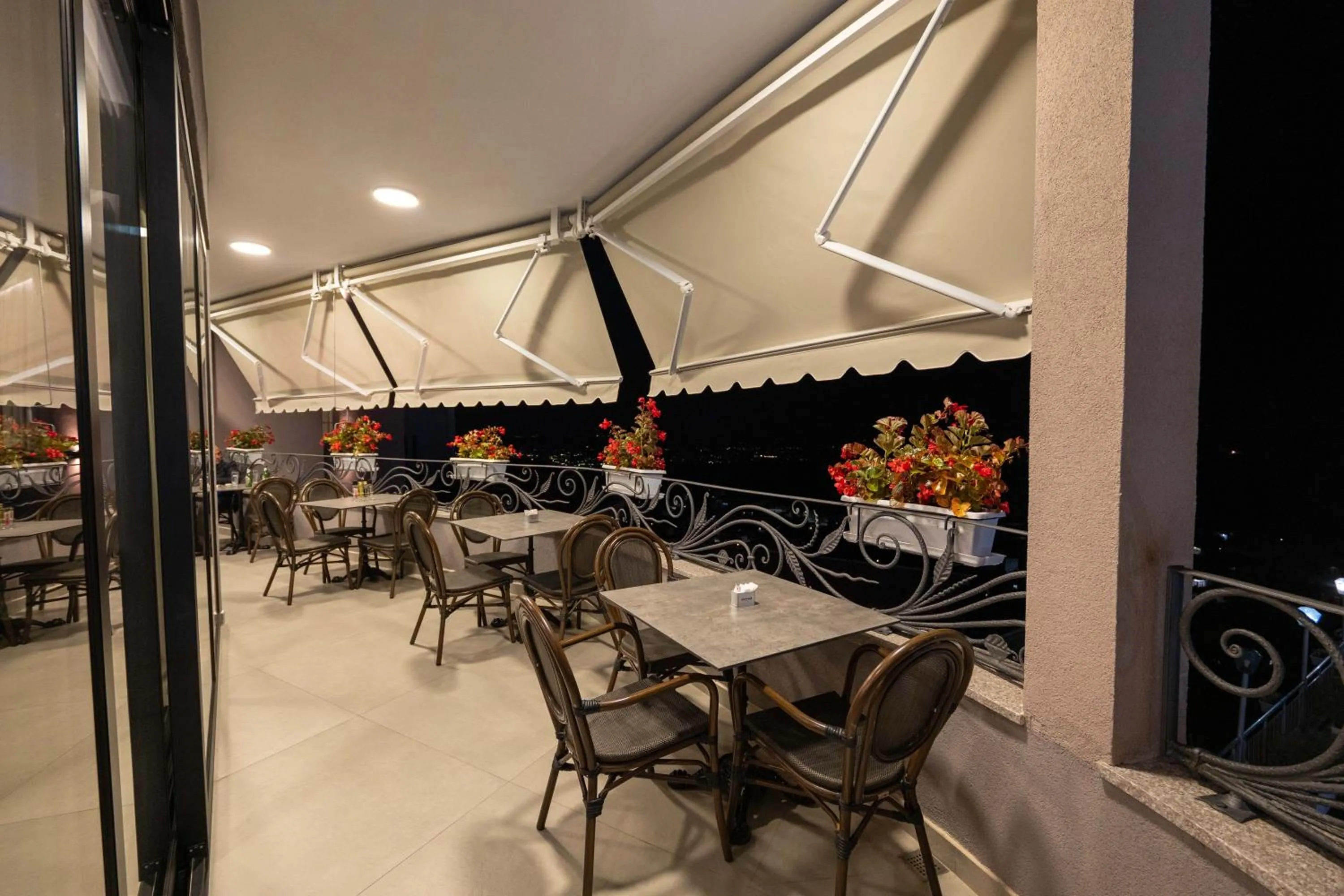 Restaurant/places to eat in Hotel Dior