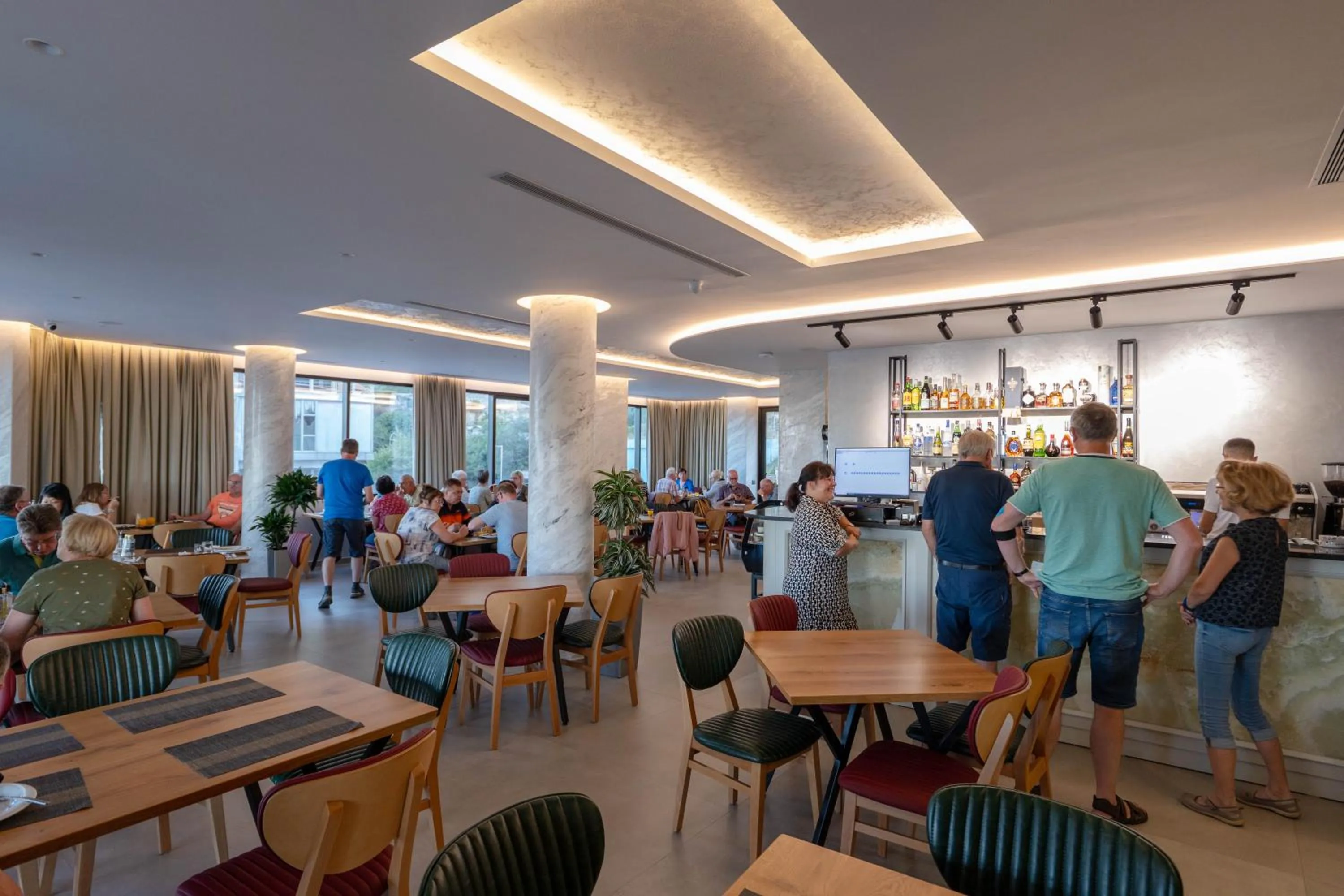 Restaurant/places to eat in Hotel Dior