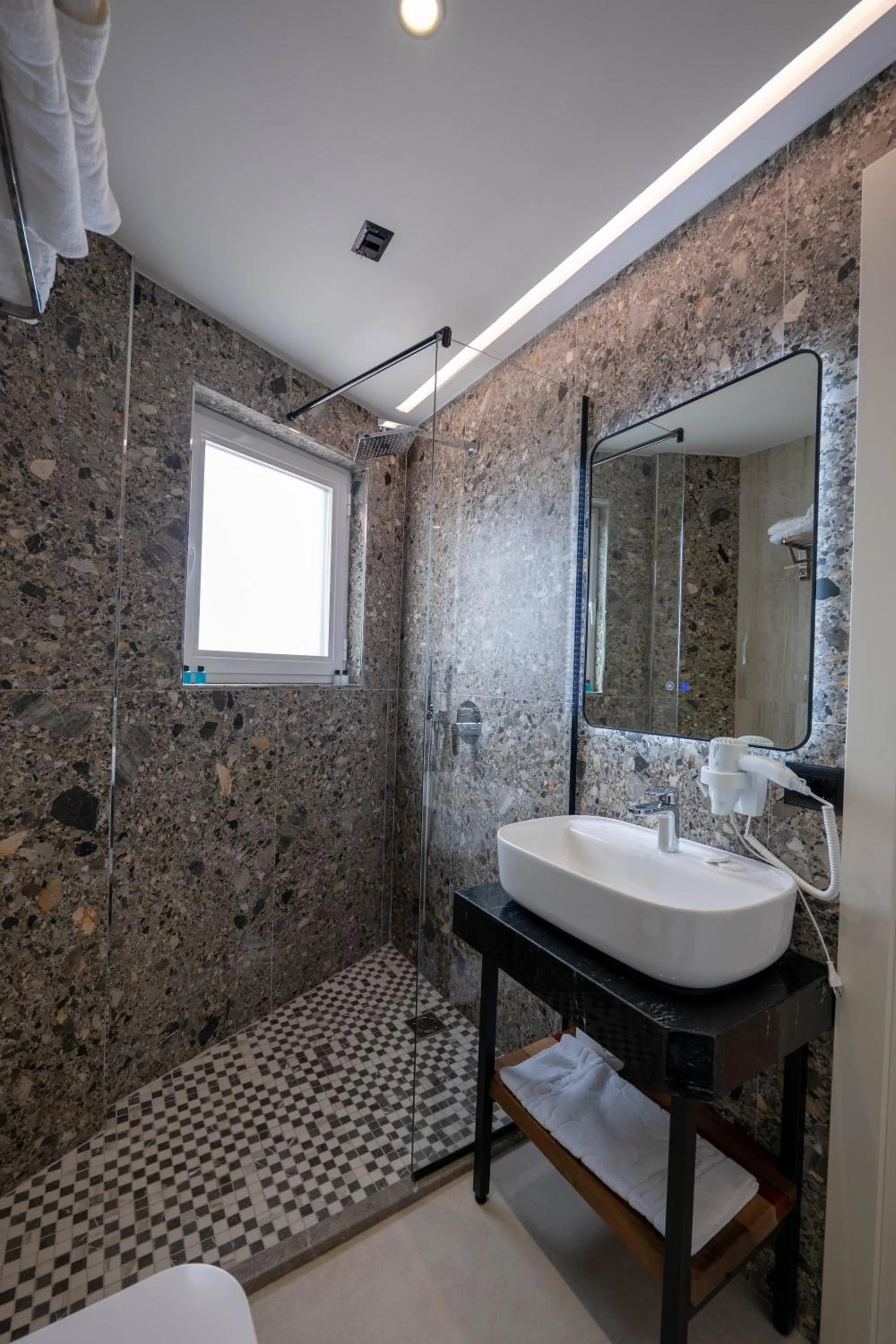 Shower in Hotel Dior