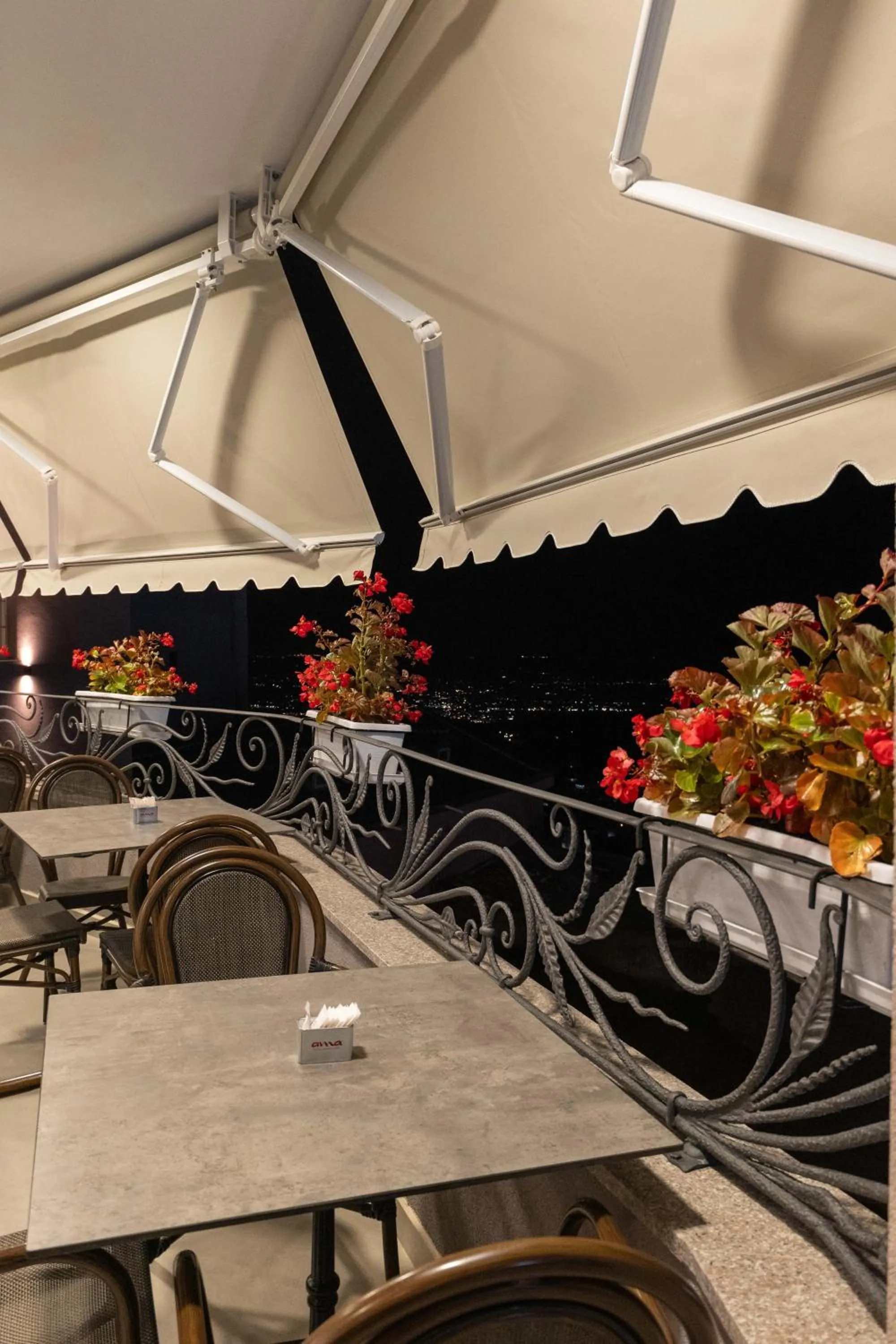 Restaurant/places to eat in Hotel Dior