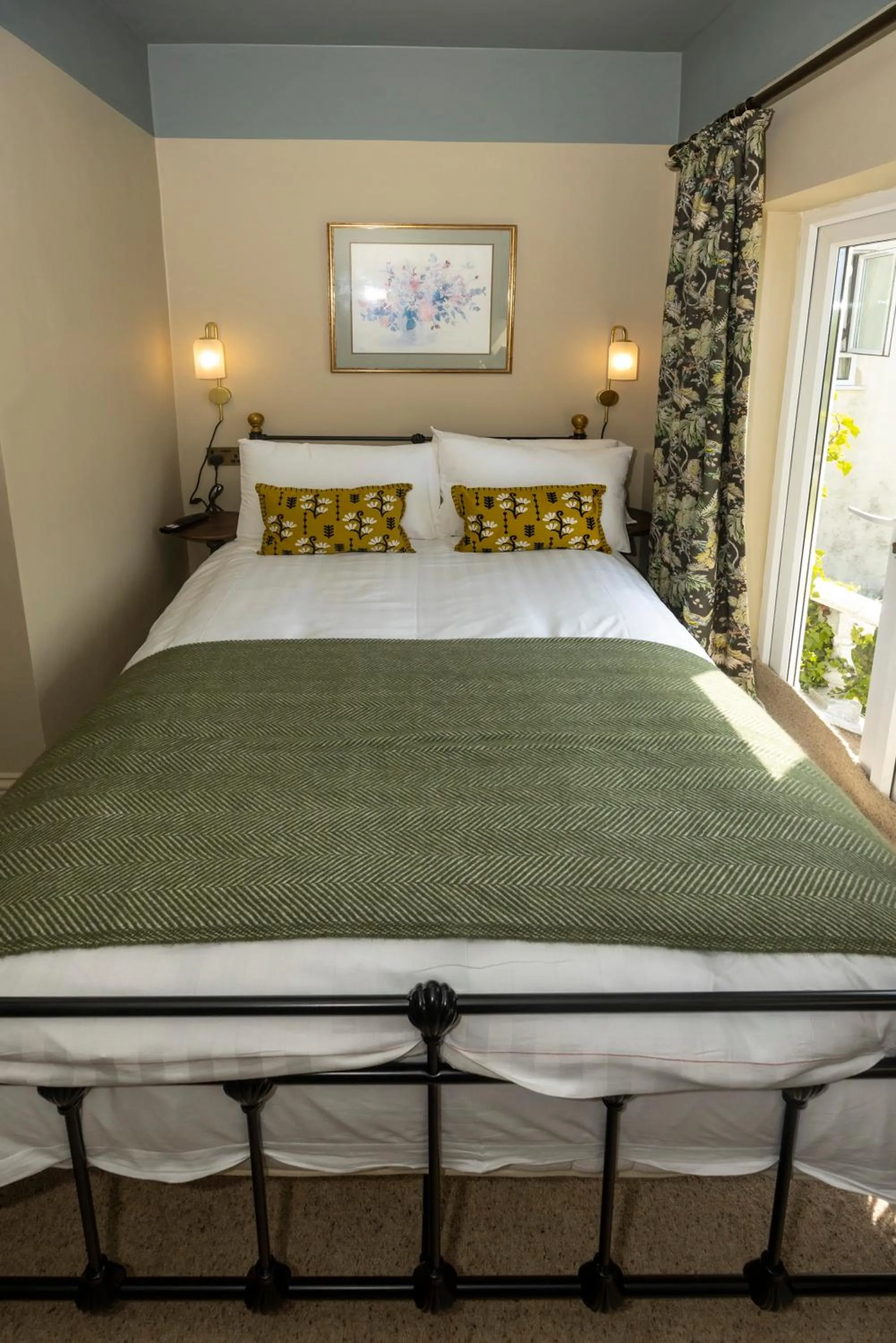 Bedroom, Bed in Eype's Mouth Country Hotel