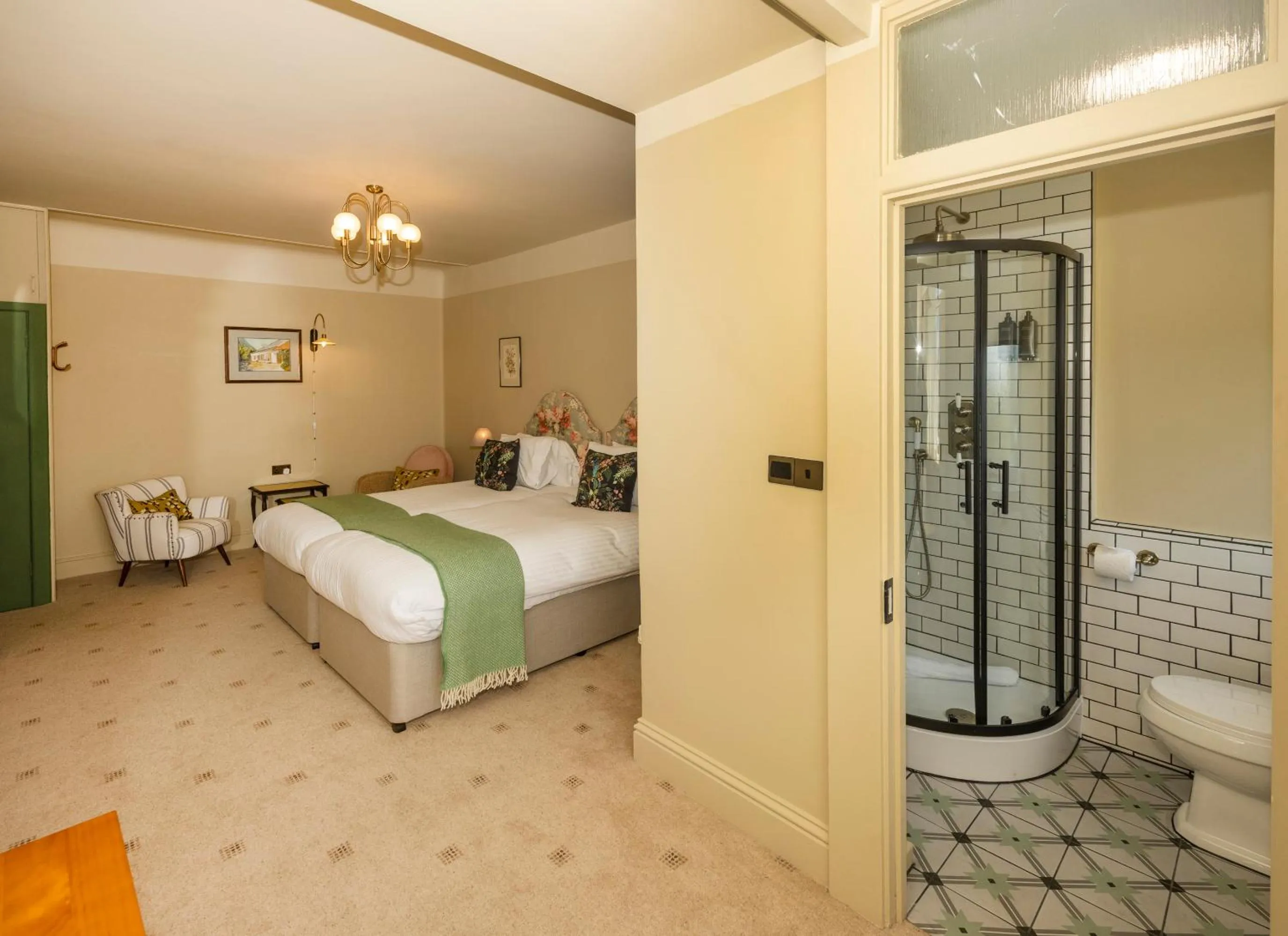 Shower, Bed in Eype's Mouth Country Hotel