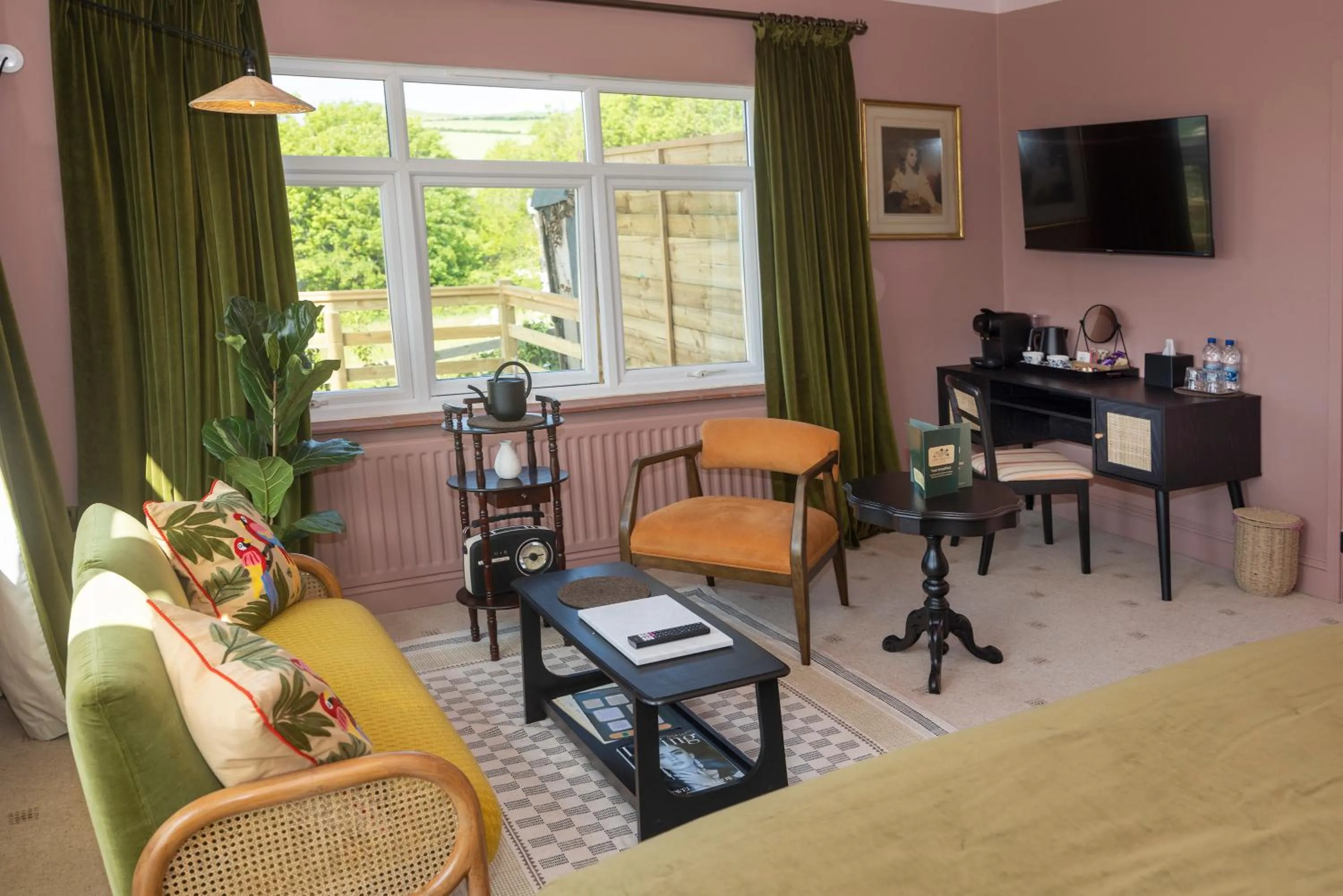 TV and multimedia in Eype's Mouth Country Hotel