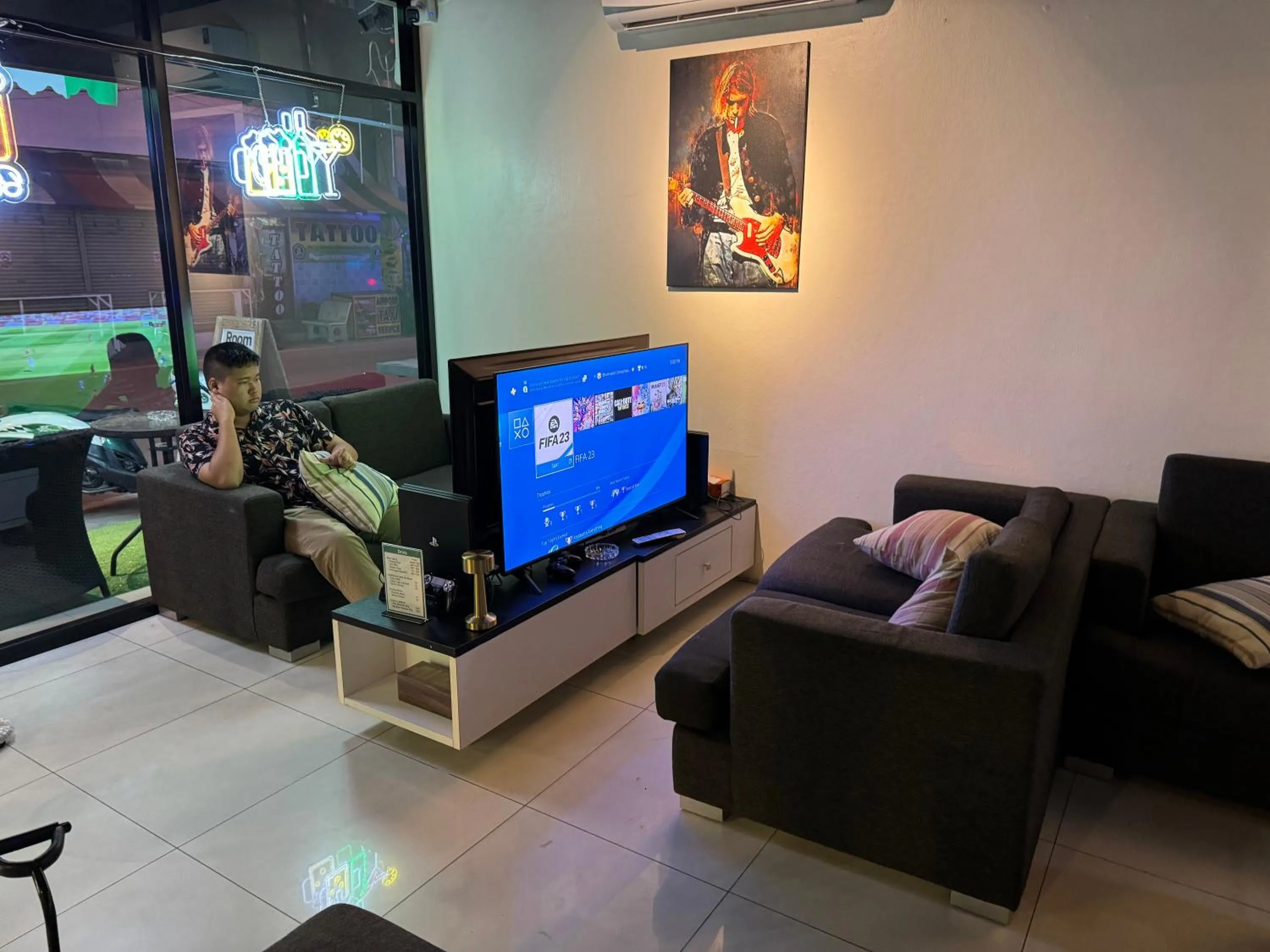 Communal lounge/ TV room in Leng Guest House