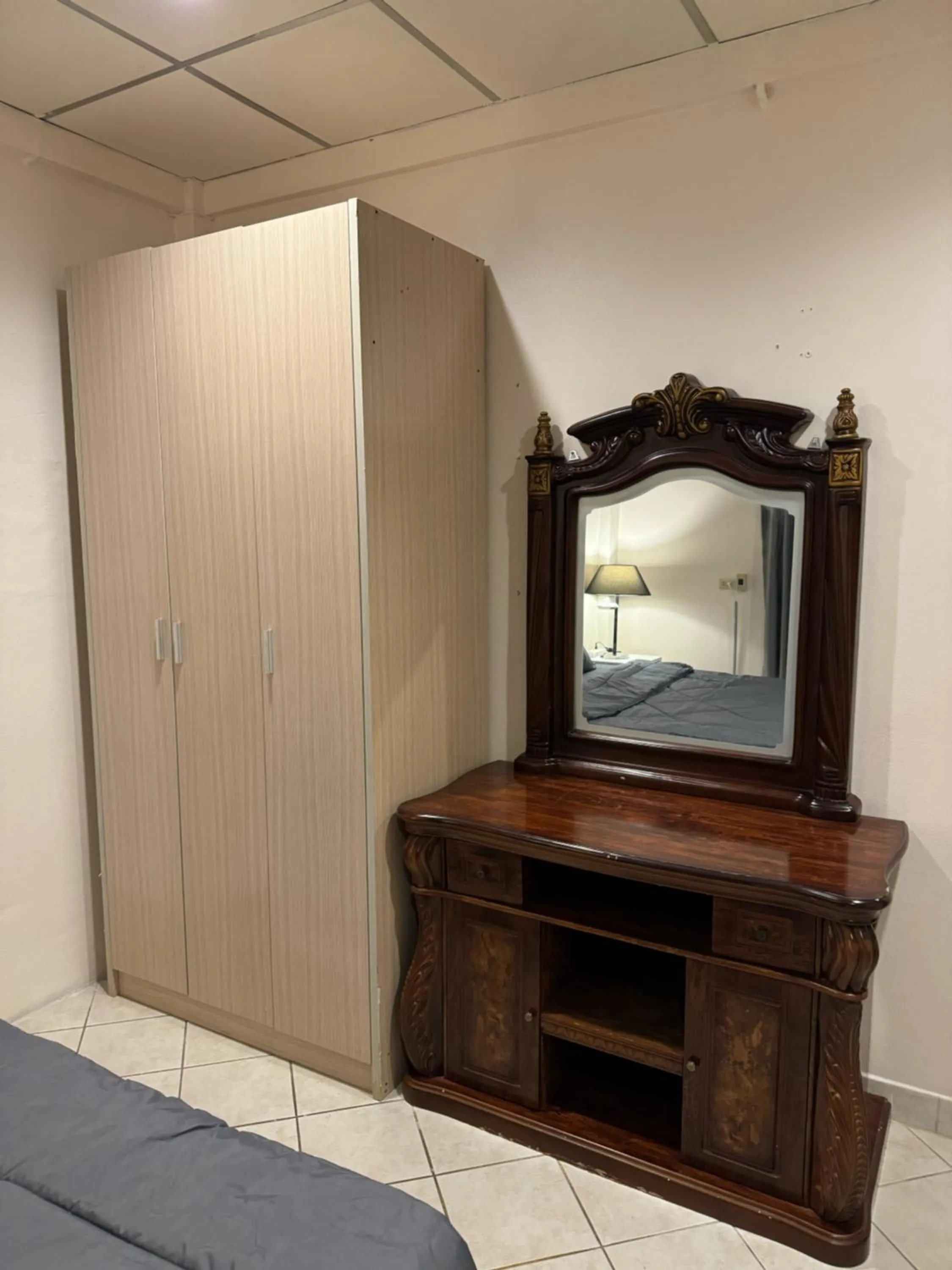 wardrobe in Leng Guest House