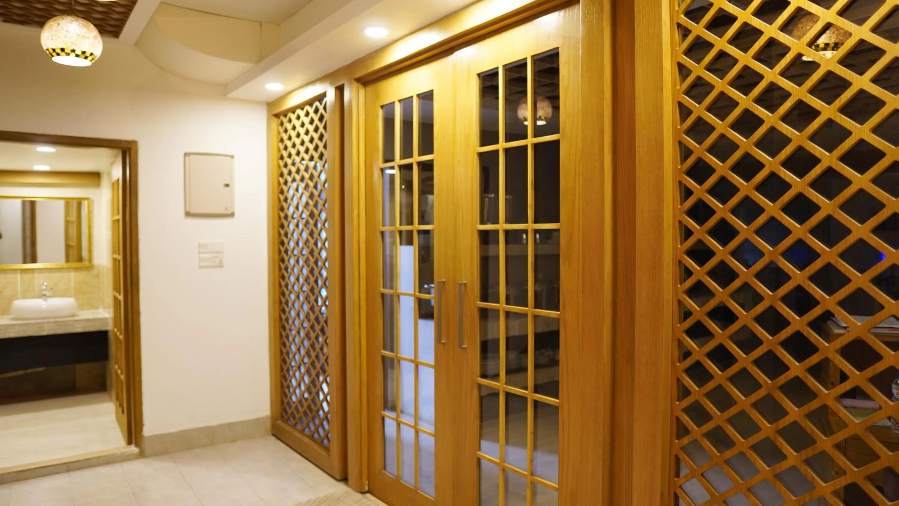 Restaurant/places to eat in Grand Vistana