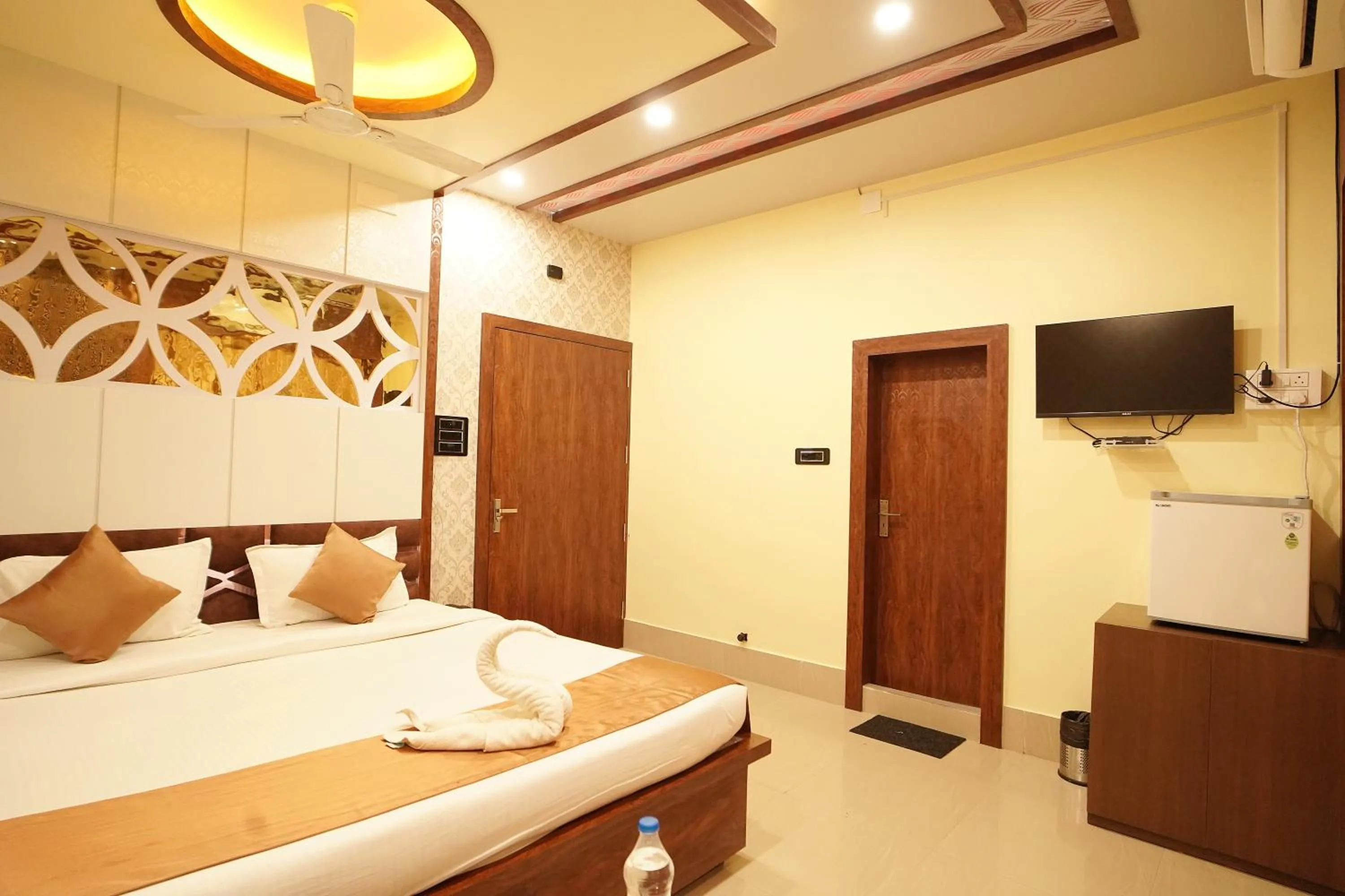 Communal lounge/ TV room, Bed in PS Luxury Hotel