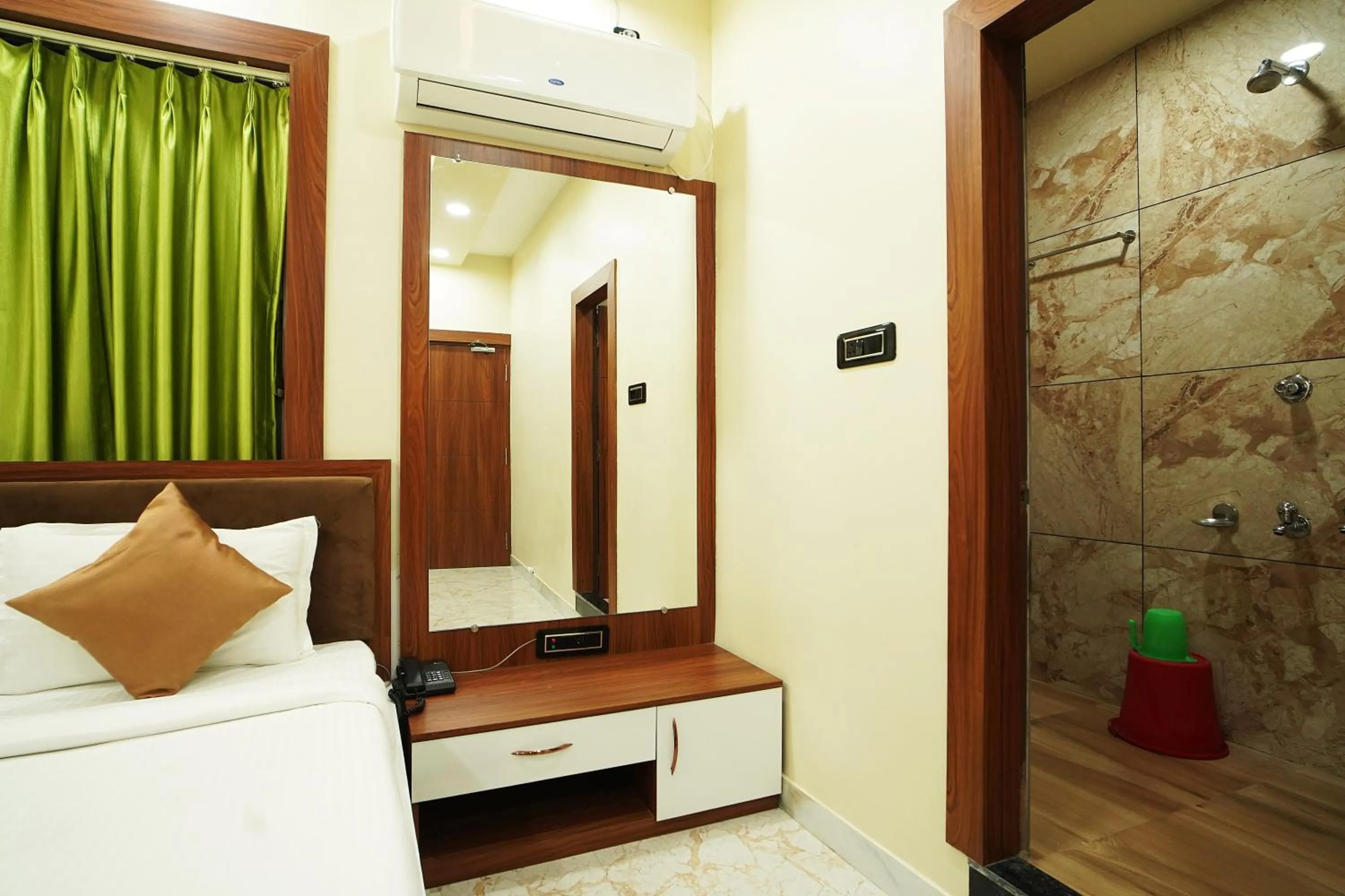 Shower, Bed in PS Luxury Hotel