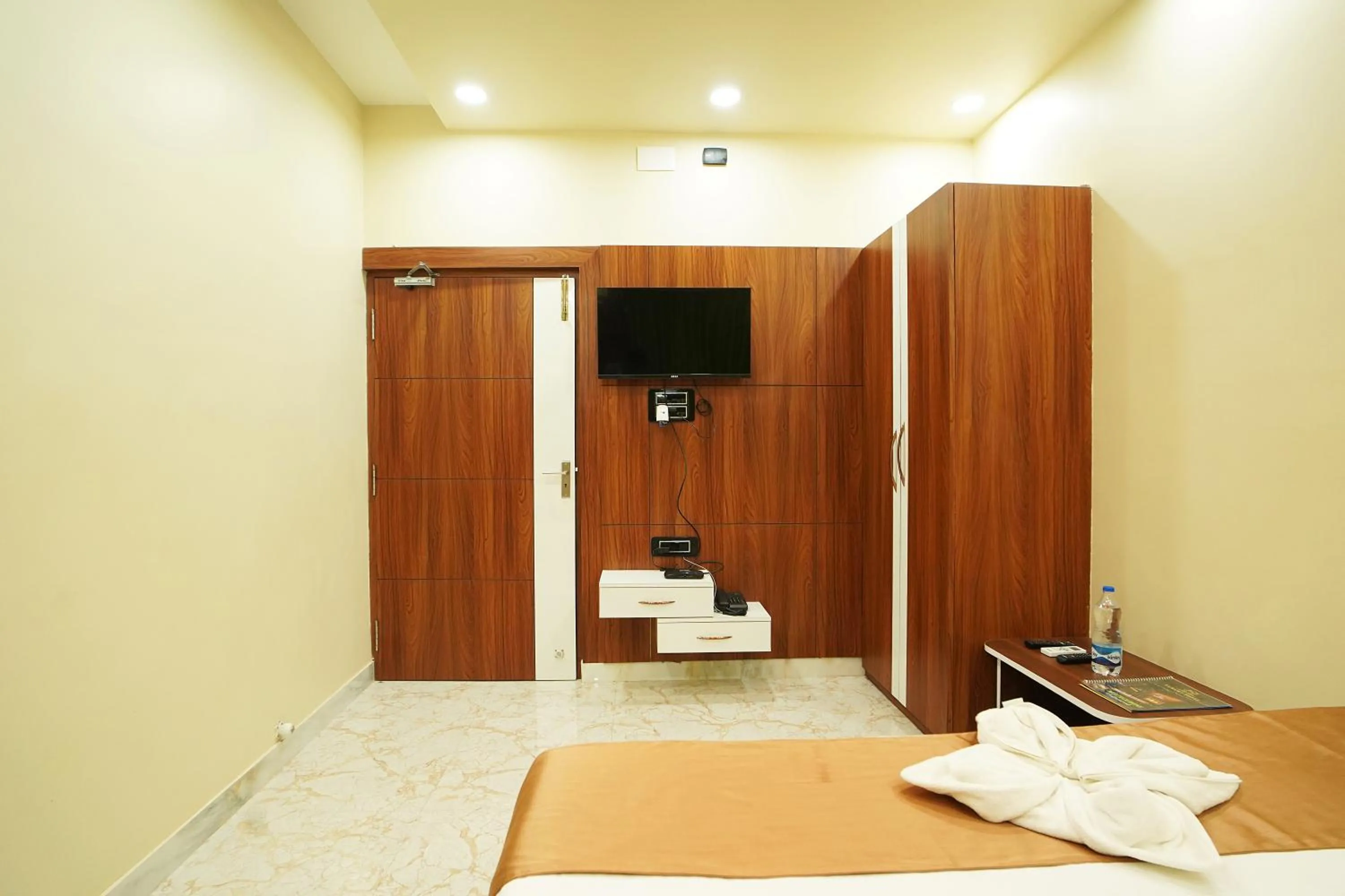 Communal lounge/ TV room, Bed in PS Luxury Hotel