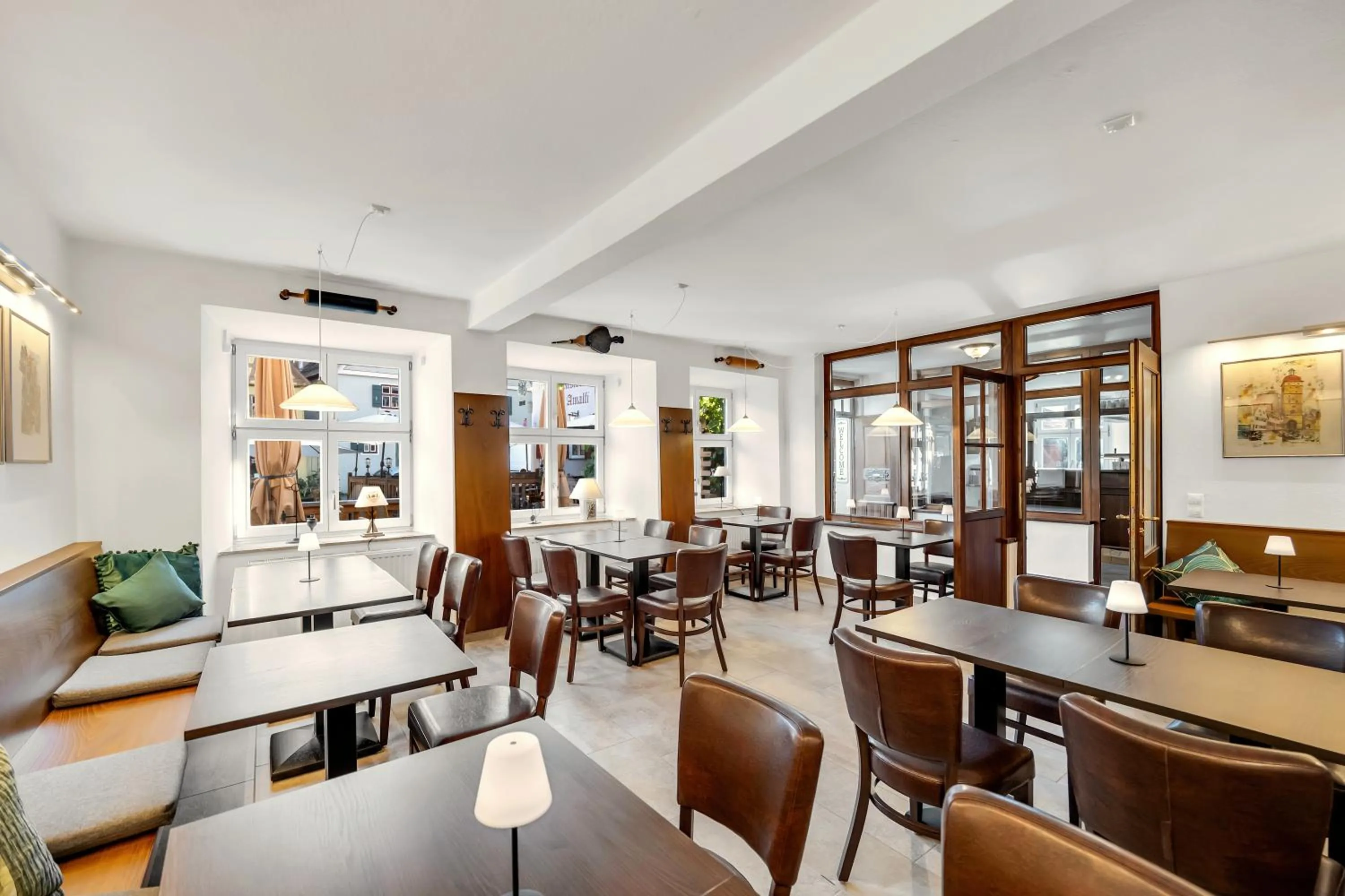 Restaurant/places to eat in Artistique Hotel