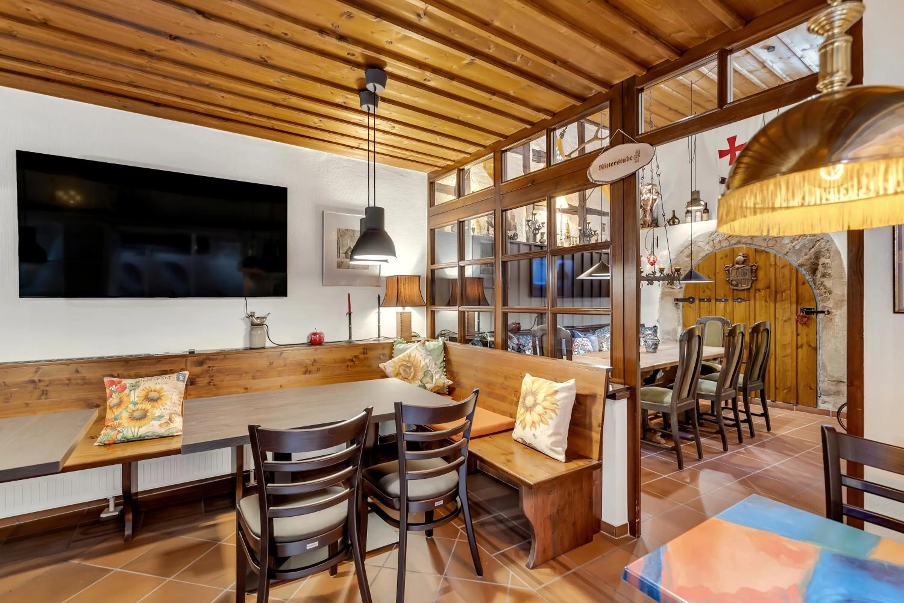 Restaurant/places to eat in Artistique Hotel