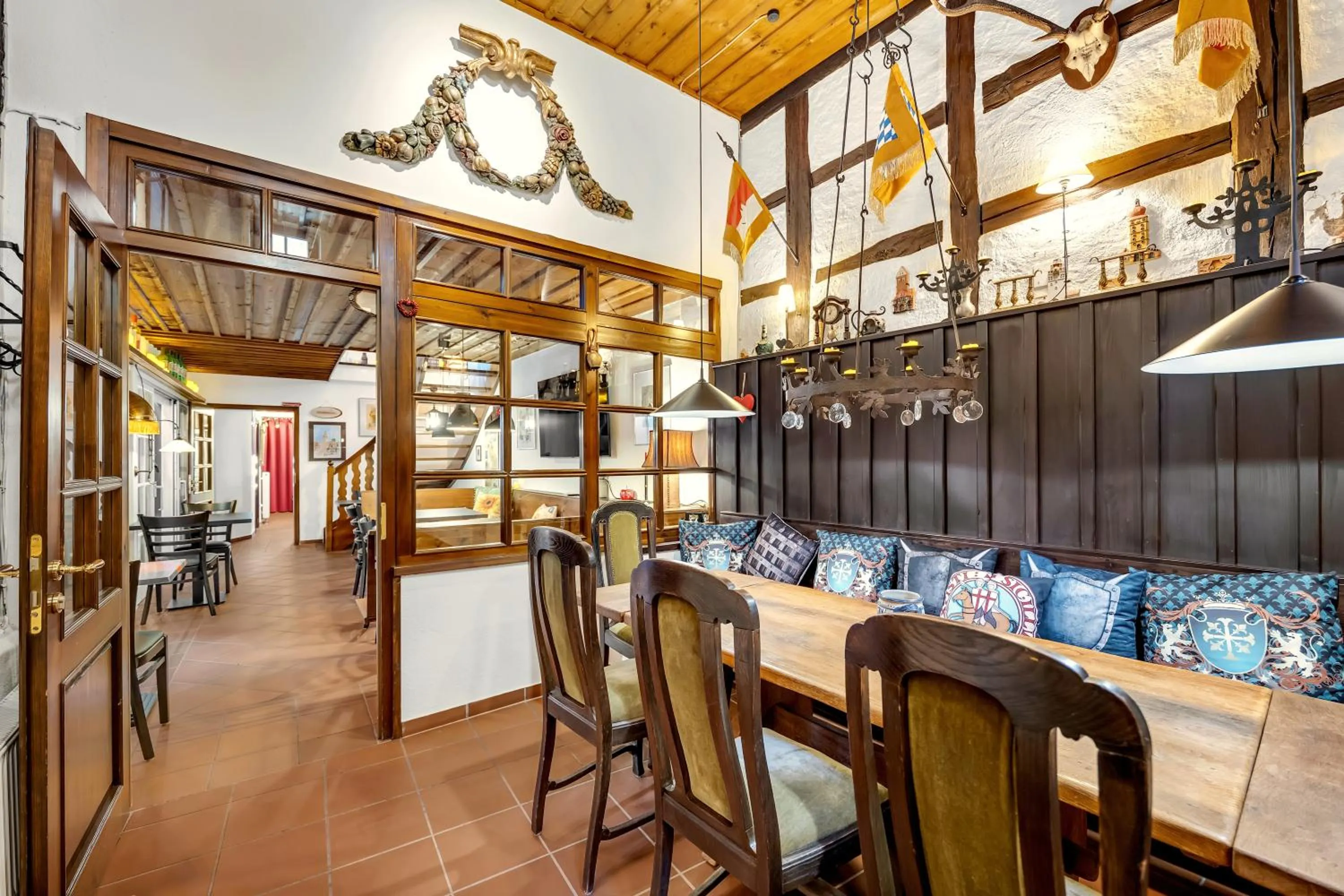 Restaurant/places to eat in Artistique Hotel