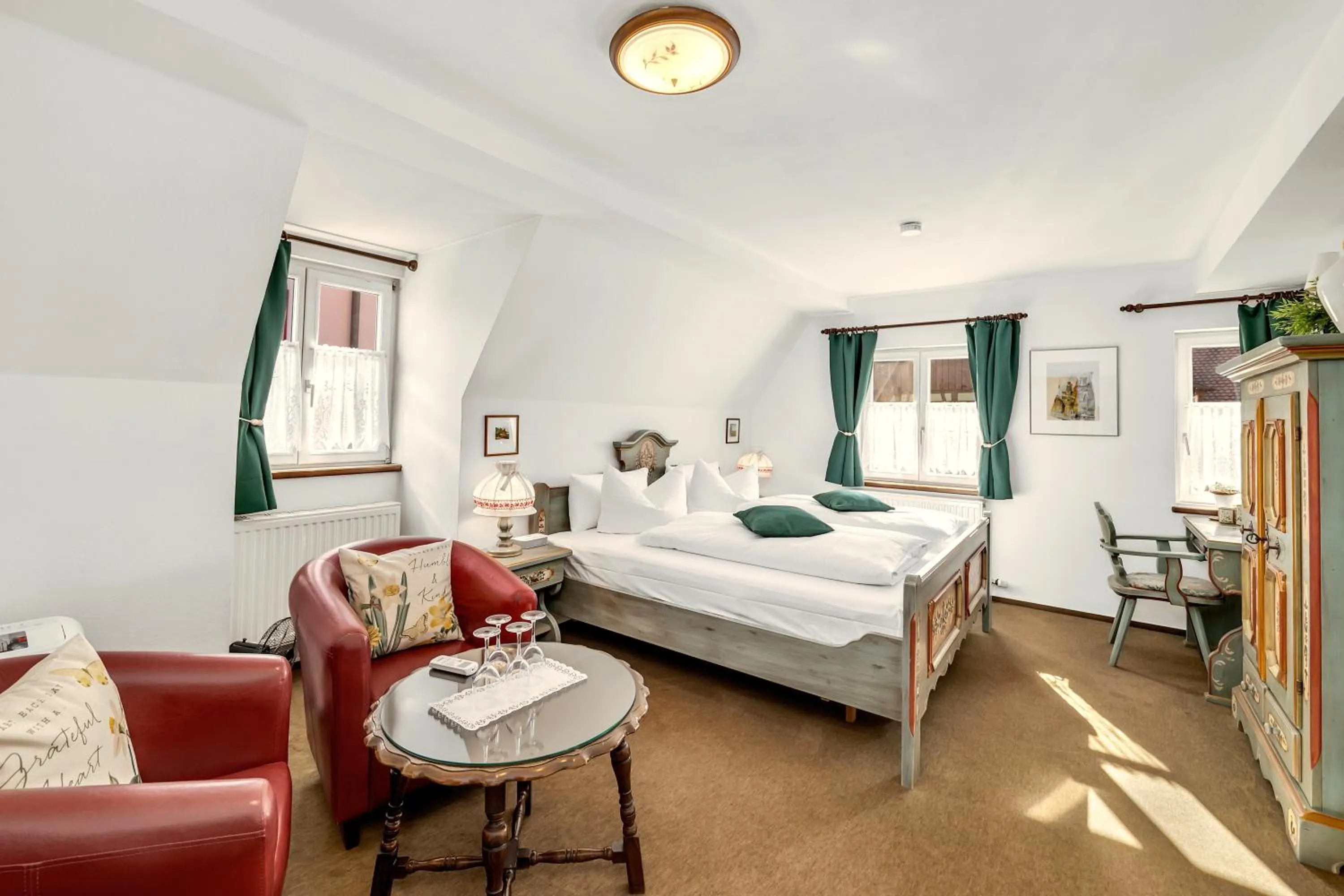 Seating area, Bed in Artistique Hotel