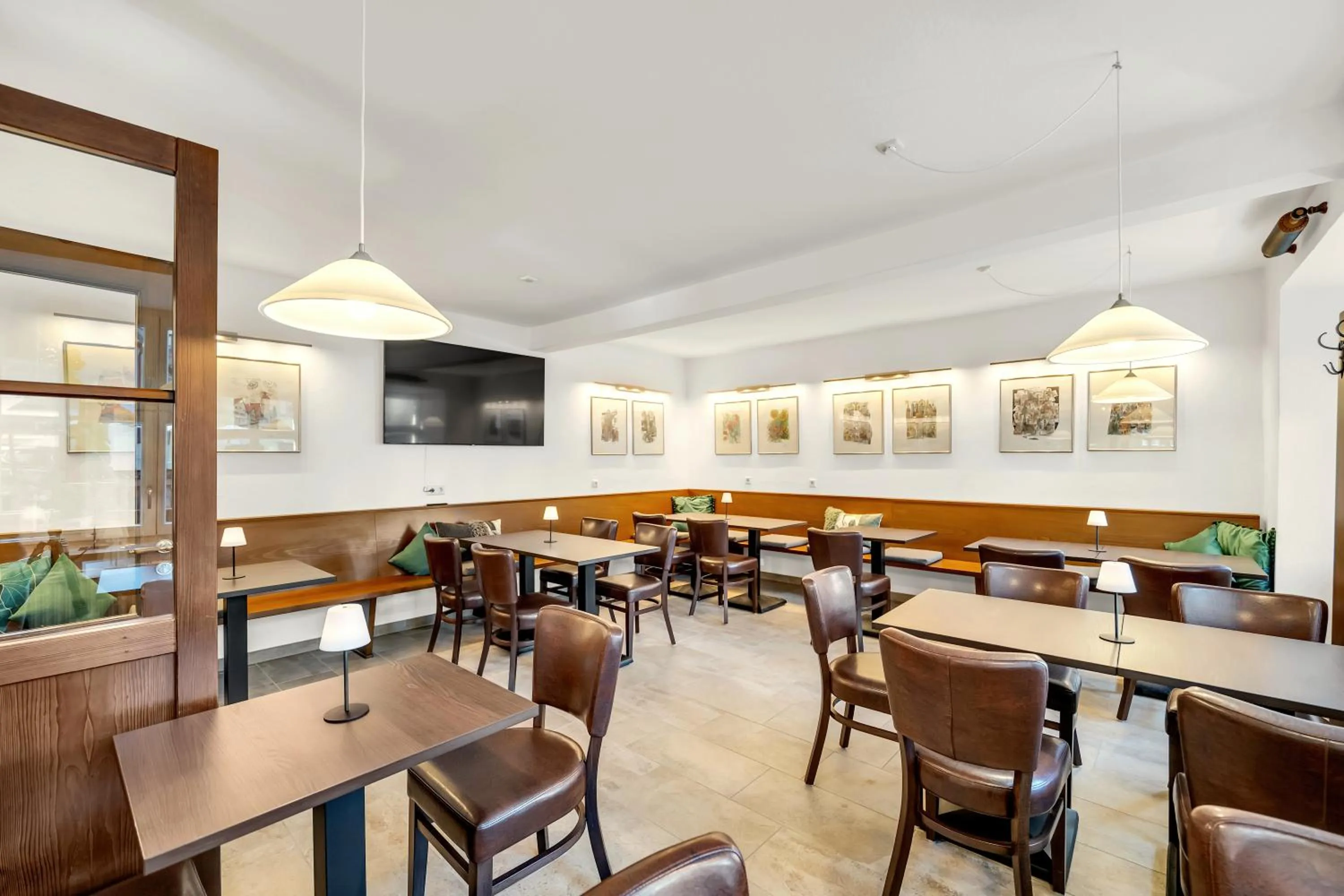 Restaurant/places to eat in Artistique Hotel