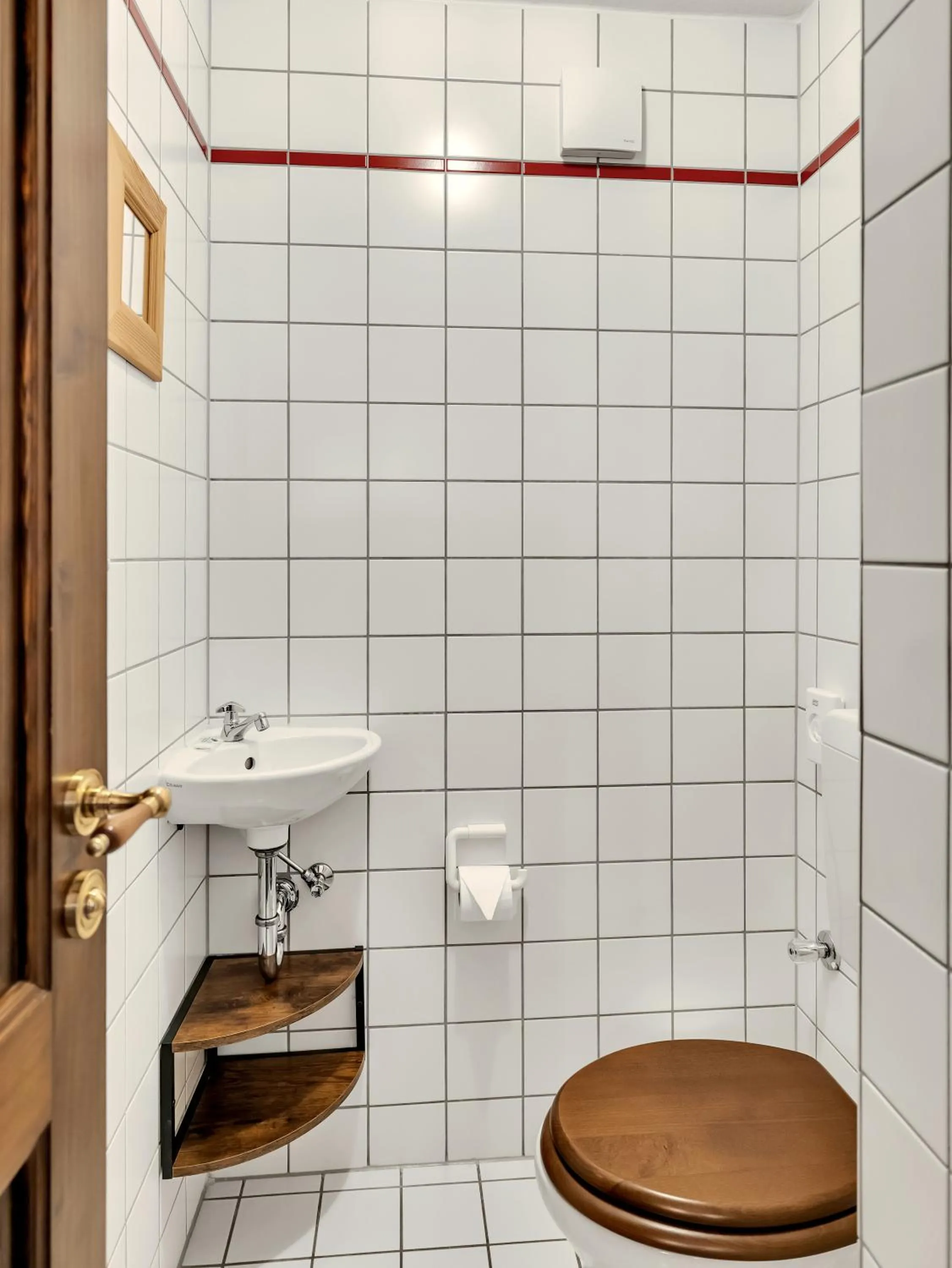 Toilet in Artistique Hotel