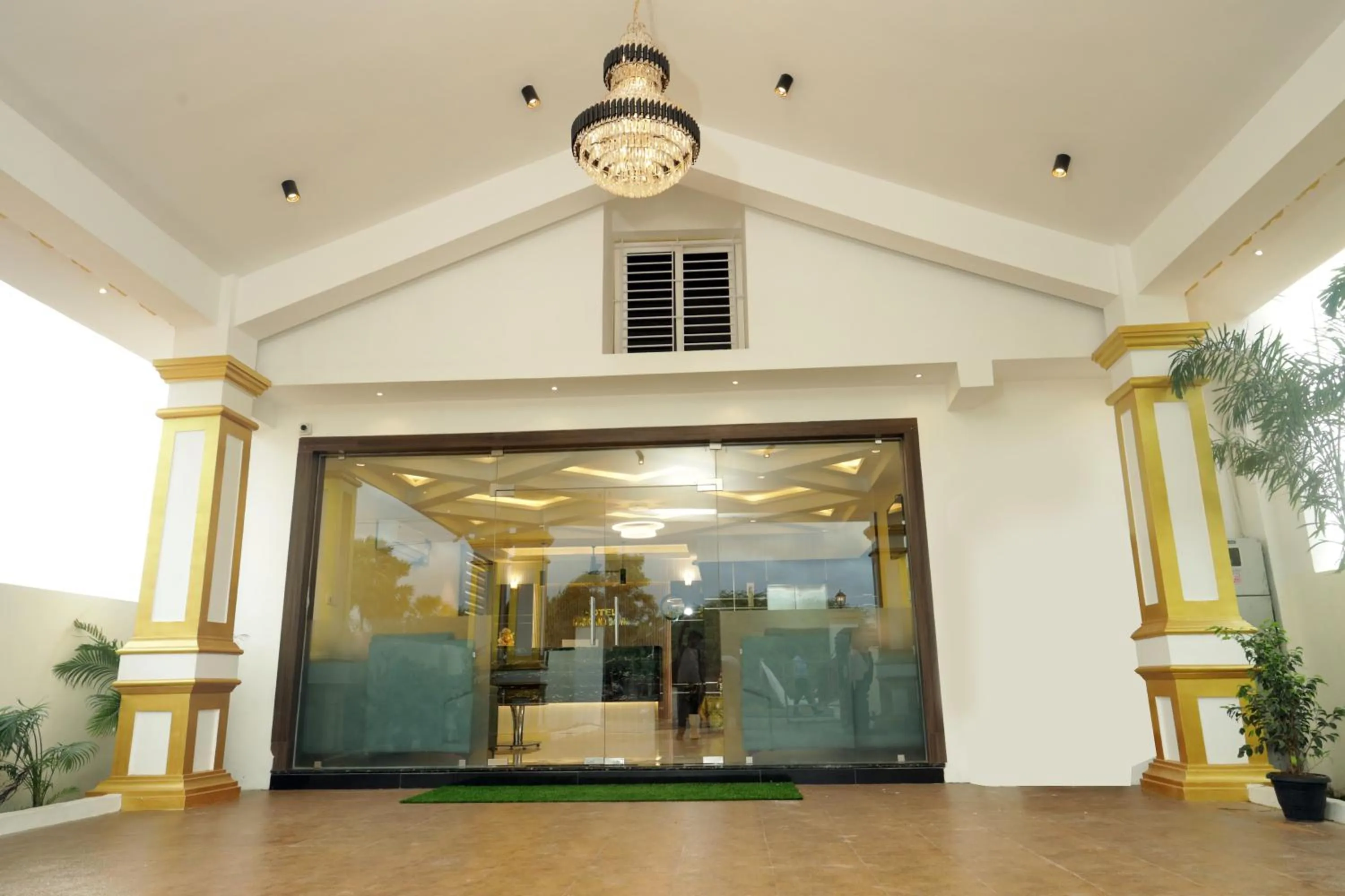 Facade/entrance in Hotel Dusk and Dawn